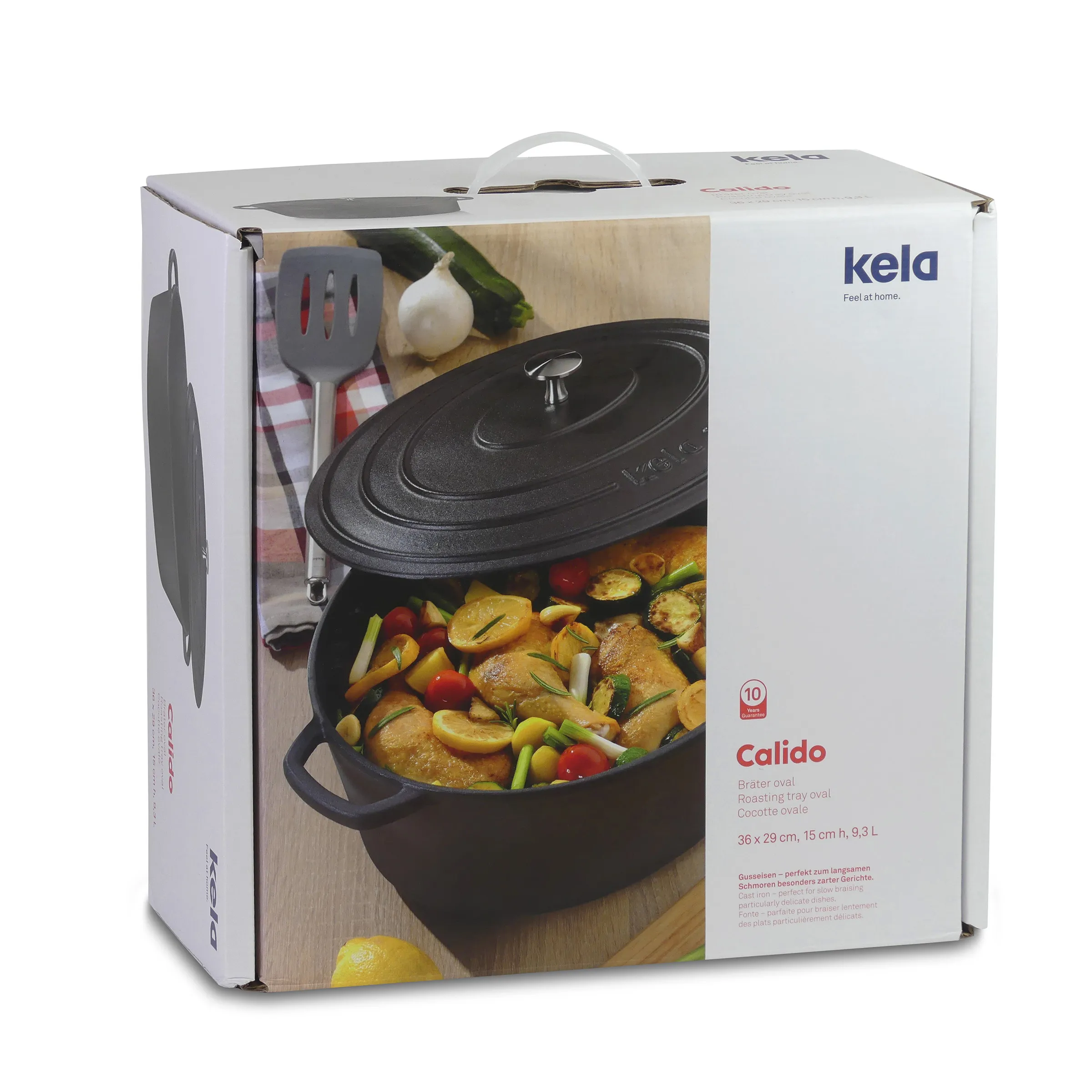 Kela Calido Bräter Oval - Gusseisen Cocotte 9,3L Kela Calido Bräter Oval mit schwarzem Deckel, gefüllt mit gebratenem Gemüse und Fleisch auf Holzoberfläche