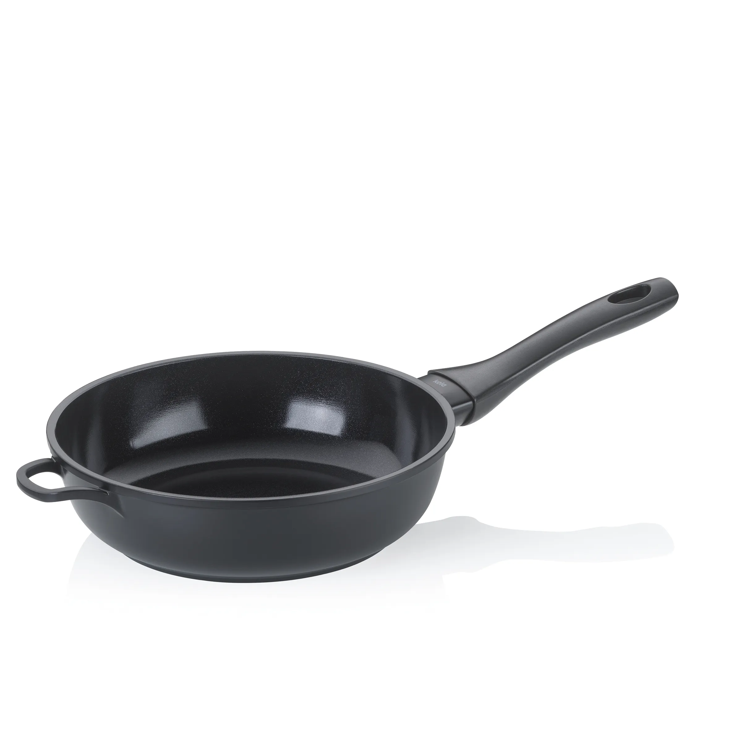 Antihaft-Bratpfanne schwarz mit Griff - Küchenpfanne zum Braten Schwarze Bratpfanne mit Antihaftbeschichtung und grauem Griff, Seitenansicht auf weißem Hintergrund