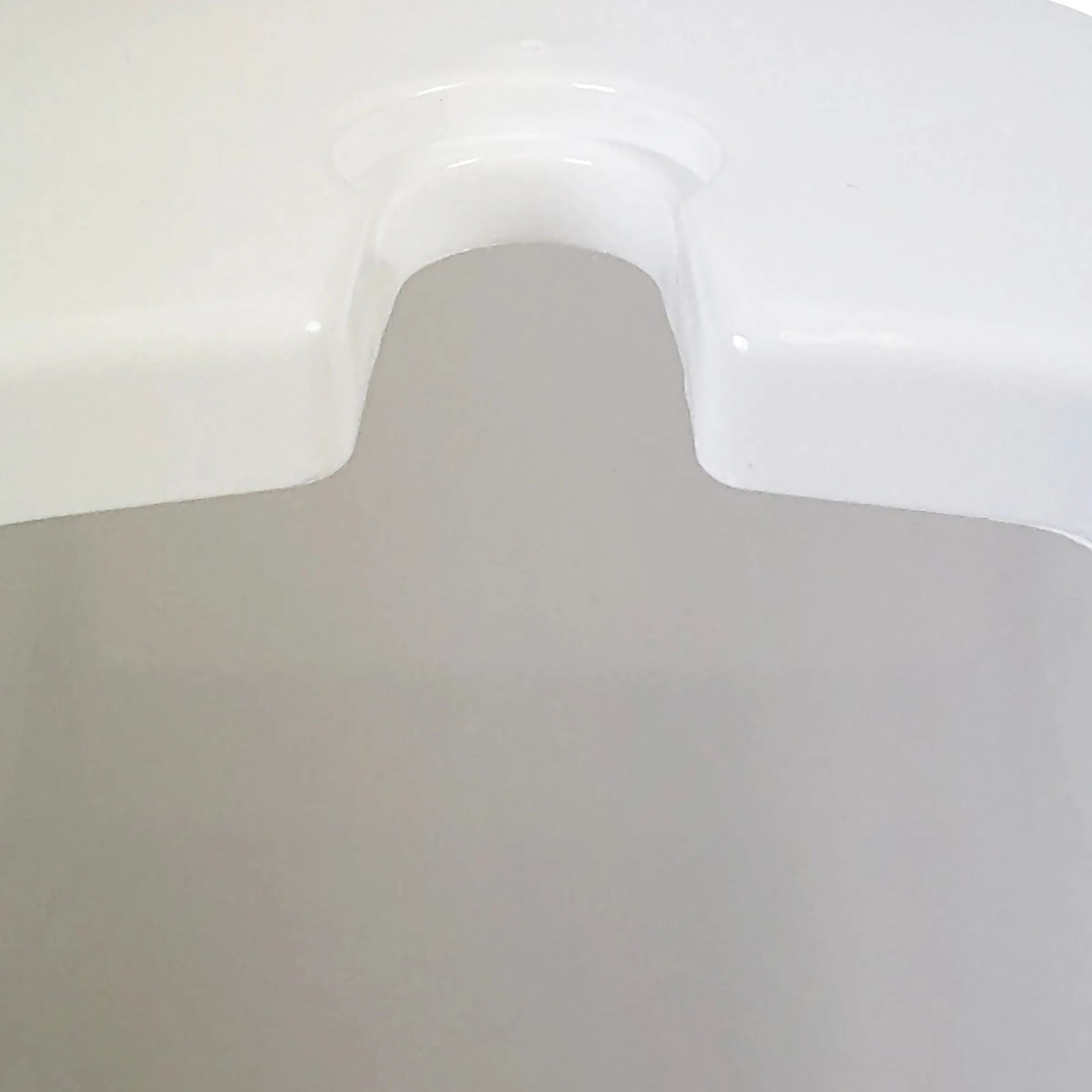 Badezimmer Handtuch Badewanne - Minimalistisches Baddesign Handtuch auf Badewannenrand in hellem Badezimmer, minimalistisches Design mit sanften Grautönen