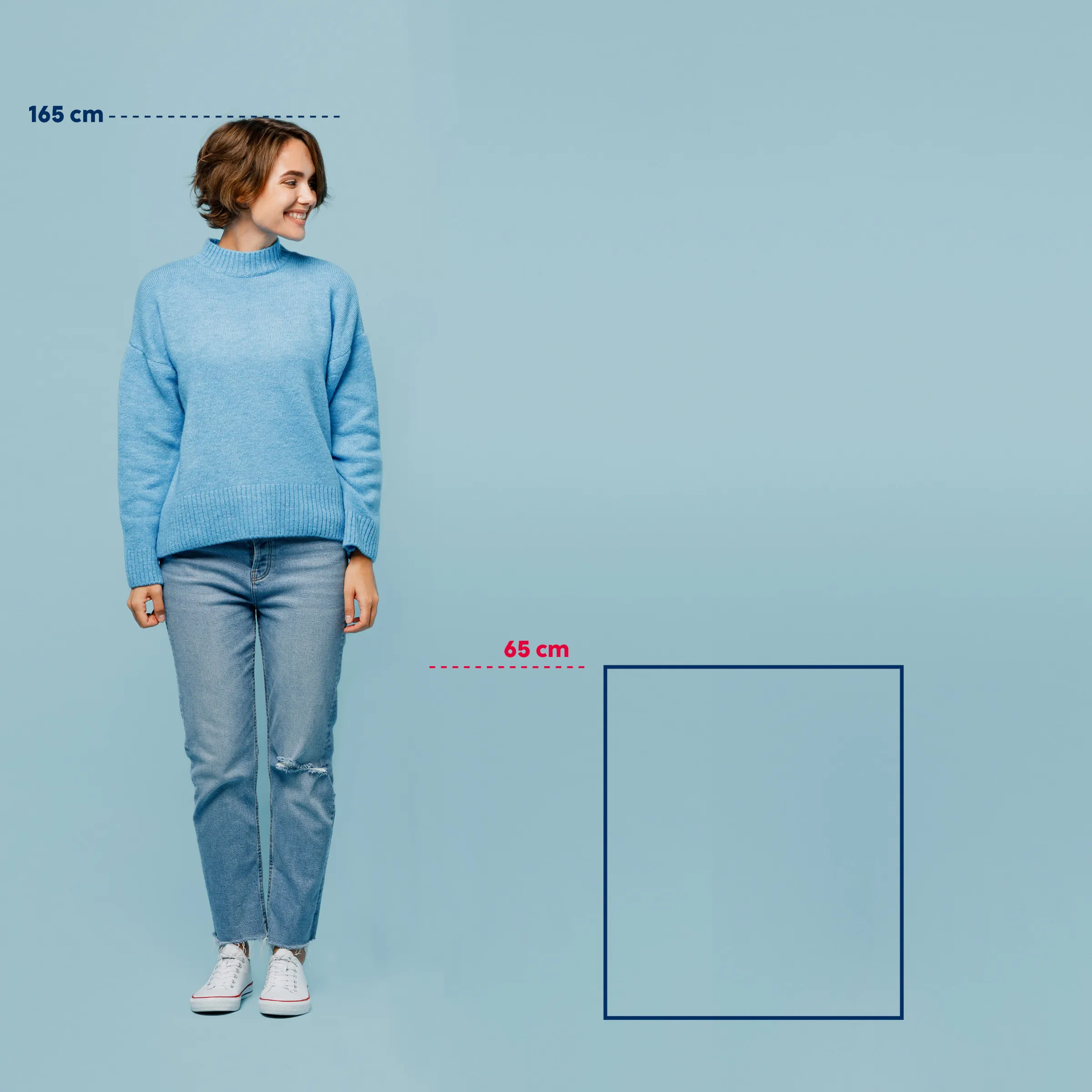 Größenvergleich Produktbox 65 cm mit Person 165 cm - Maßstab Referenzbild Frau 165 cm groß neben Produktbox 65 cm, trägt hellblauen Pullover und Jeans auf hellblauem Hintergrund