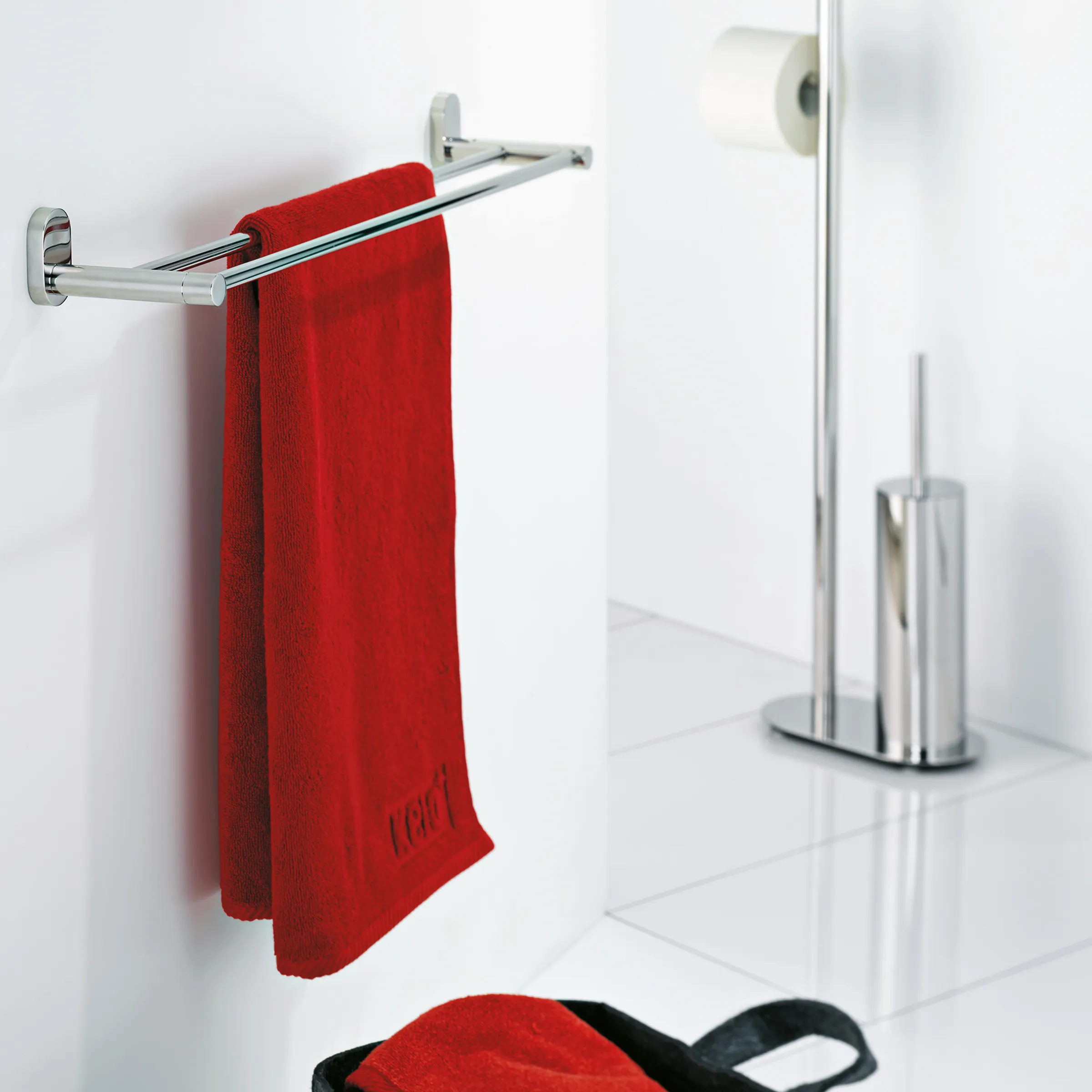 Modernes Badezimmer Set mit verchromtem Handtuchhalter mit rotem Handtuch, Toilettenpapierhalter und Zahnbürstenständer