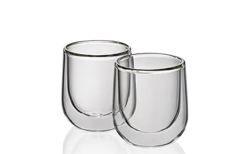 Doppelwandige Gläser - Isolierbecher aus Borosilikatglas Zwei doppelwandige Gläser aus transparentem Borosilikatglas mit abgerundeter Form, nebeneinander angeordnet