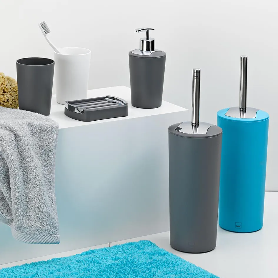 Ensemble Accessoires Salle de Bain Moderne – Distributeur Savon, Brosse WC et Accessoires en Gris et Turquoise Ensemble d'accessoires de salle de bain moderne en gris et turquoise avec distributeur de savon, brosses WC et porte-savon