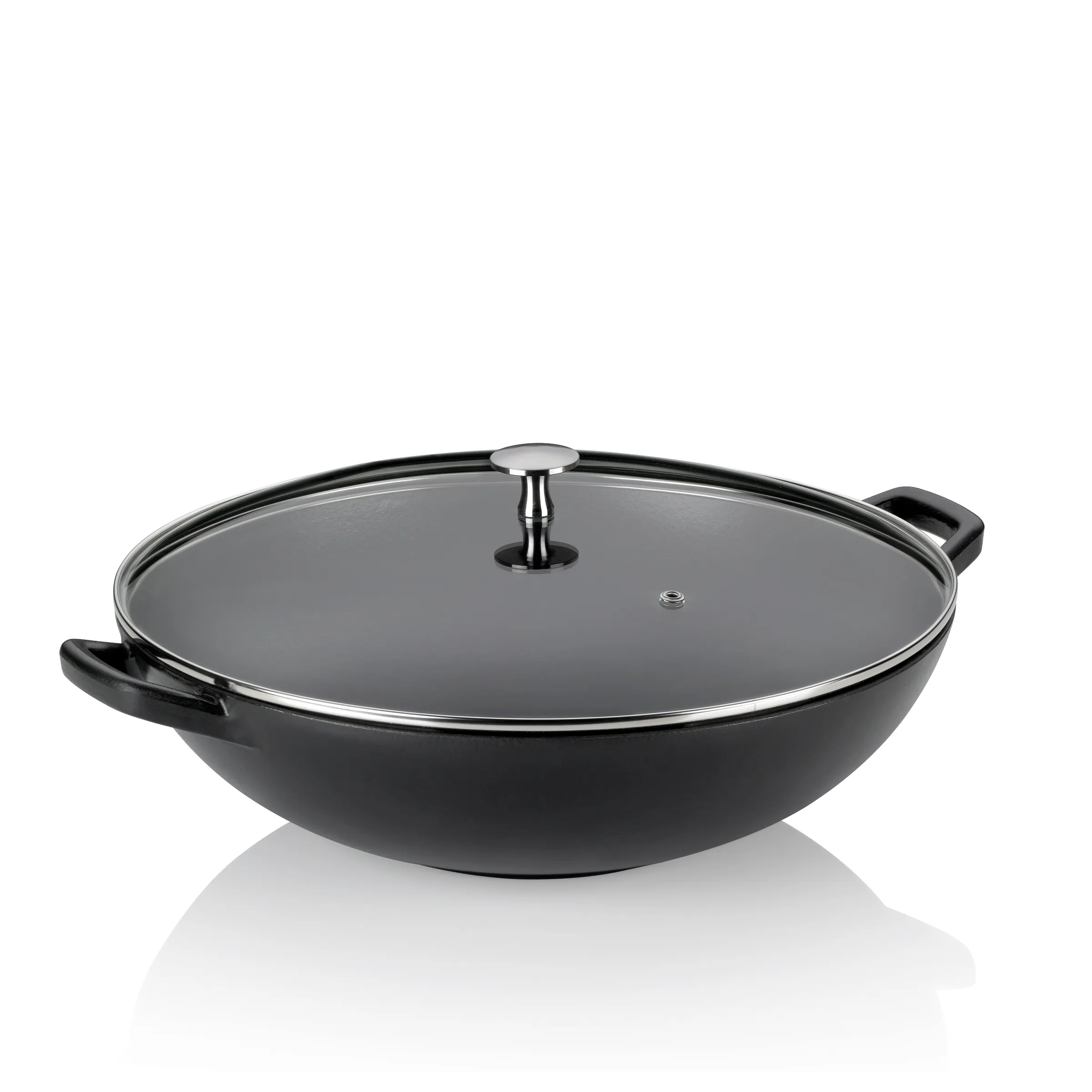 Wok mit Glasdeckel Antihaft-Kochgeschirr Schwarzer Wok mit Glasdeckel und Edelstahlknopf, isoliert auf weißem Hintergrund