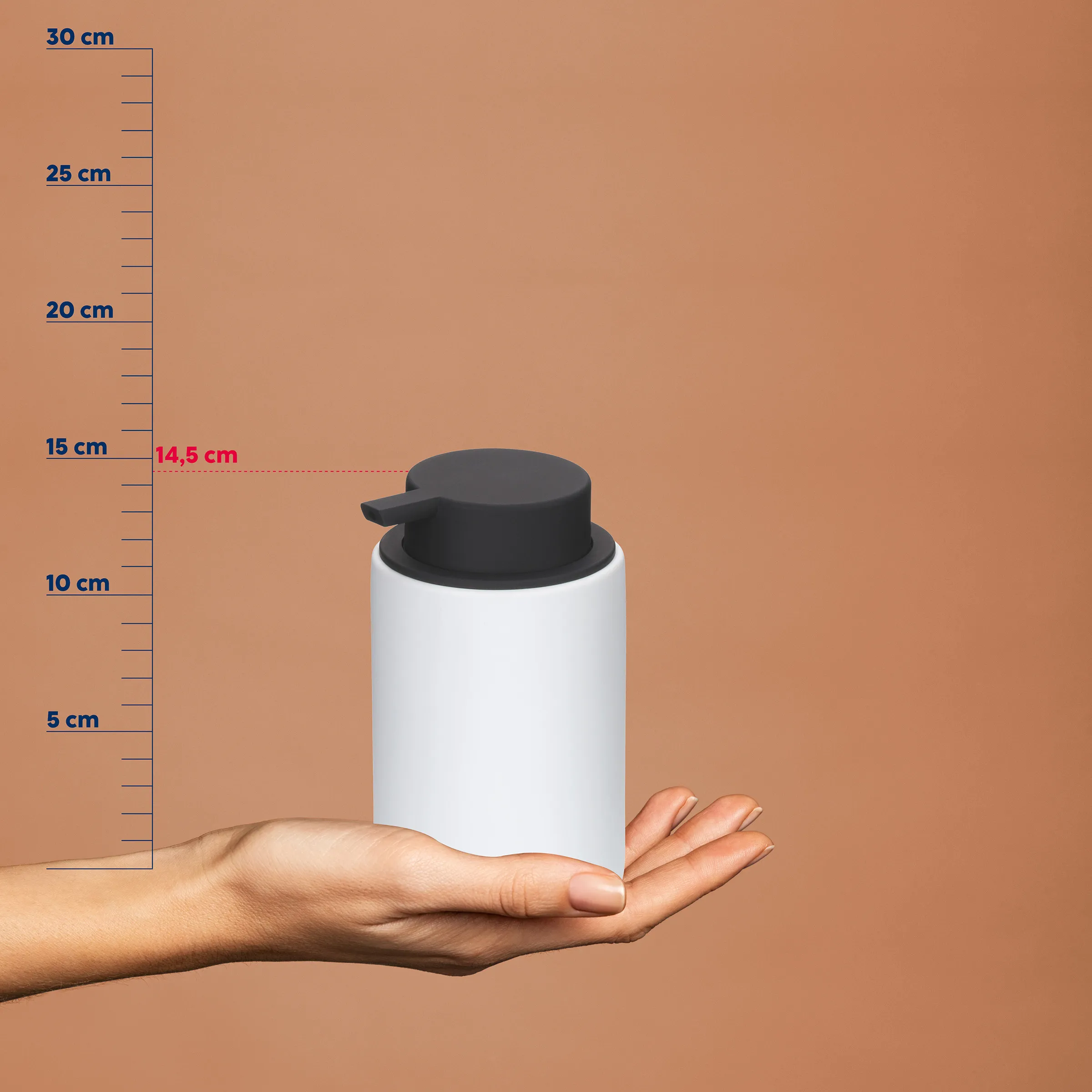 Pumpflasche weiß - Dispenser 250ml für Lotion und Seife Weiße Pumpflasche mit schwarzem Deckel in einer Hand, neben einer Messskala von 0-30 cm. Höhe etwa 14,5 cm.