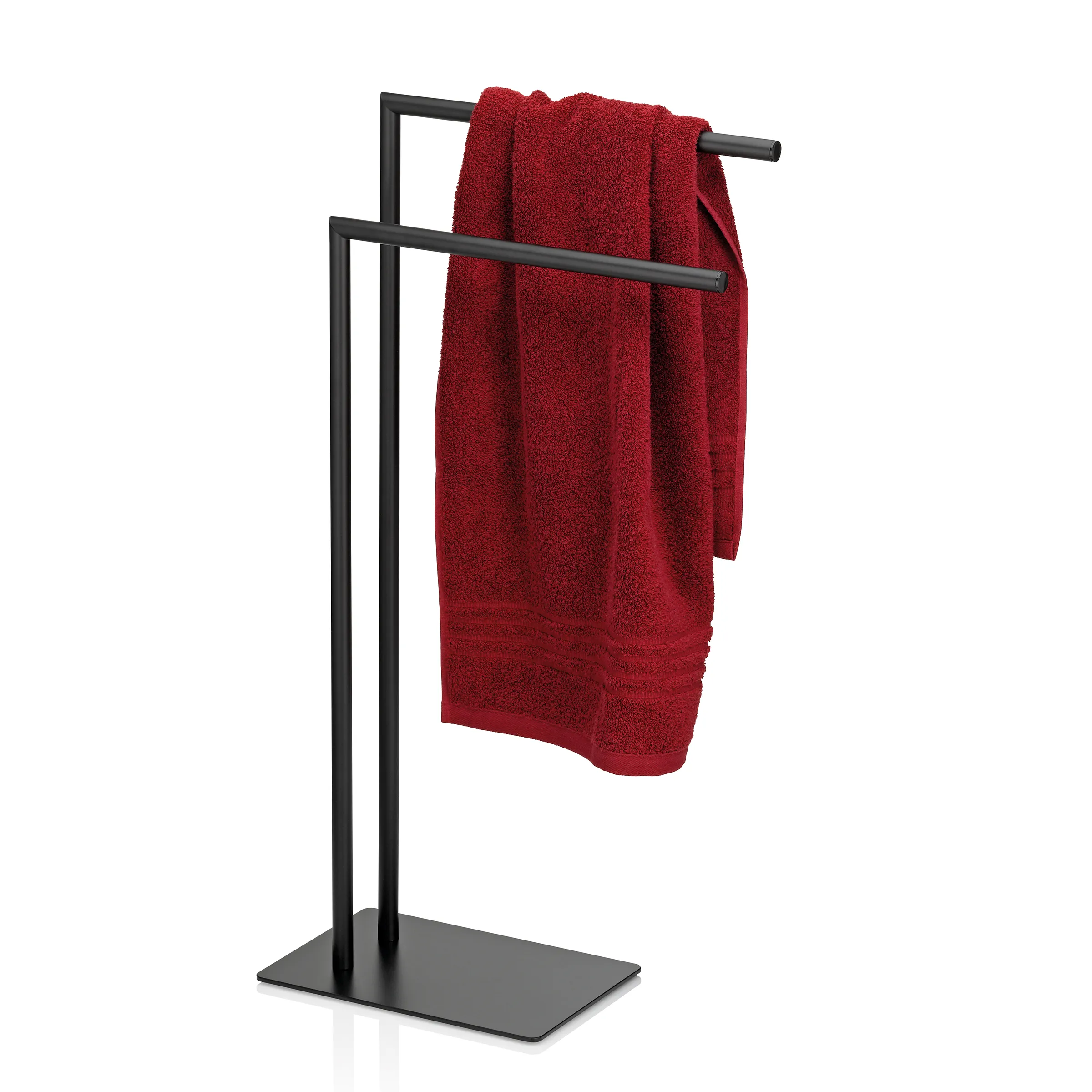 Handtuchständer schwarz mit rotem Handtuch - Badezimmer Schwarzer Handtuchständer mit zwei Stangen, beladen mit einem roten Frotteehandtuch auf weißem Hintergrund.