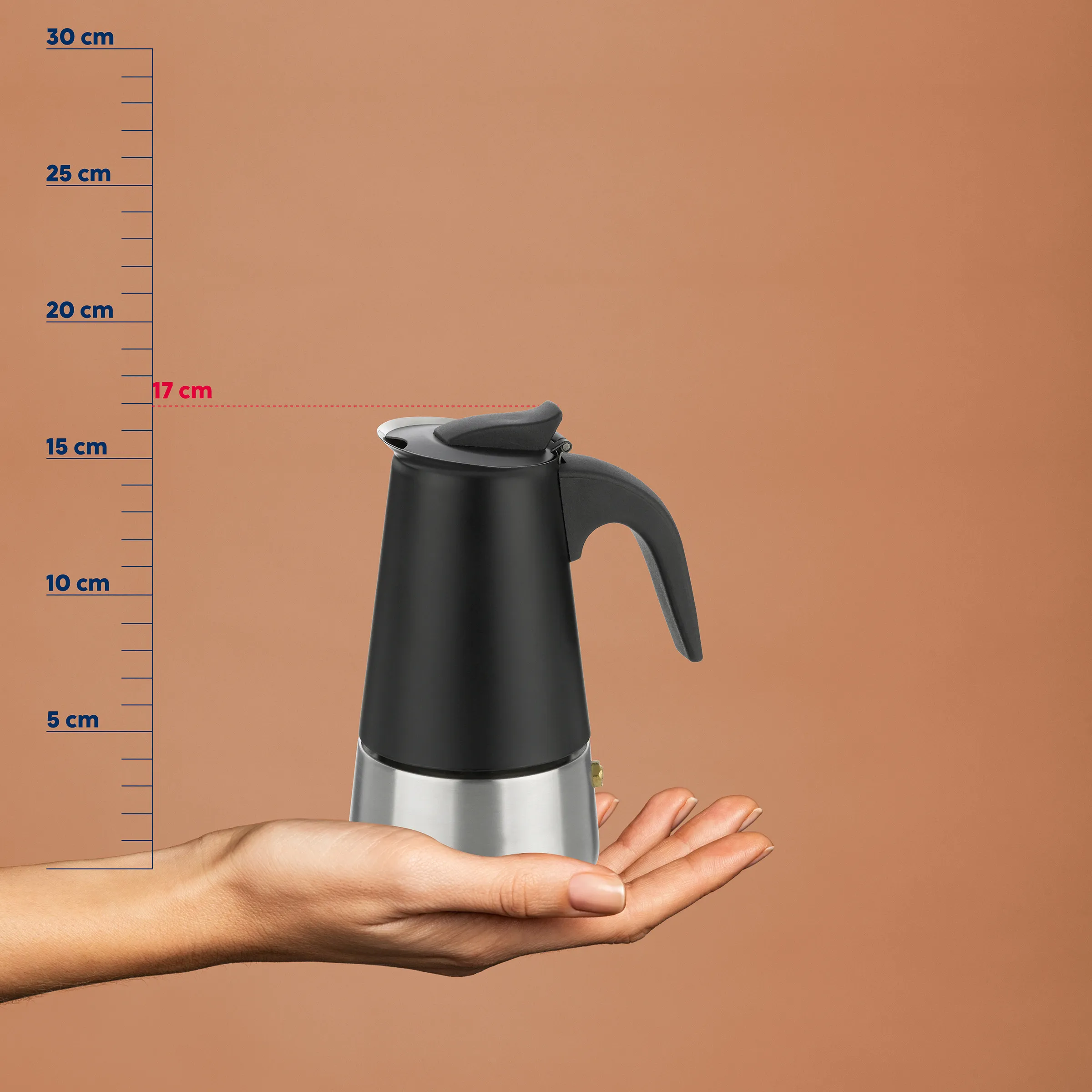 Espressokanne 17cm Mokakanne Kaffeekanne Schwarze Espressokanne mit Edelstahl-Sockel wird von einer Hand gehalten, daneben eine Größenskala bis 30 cm