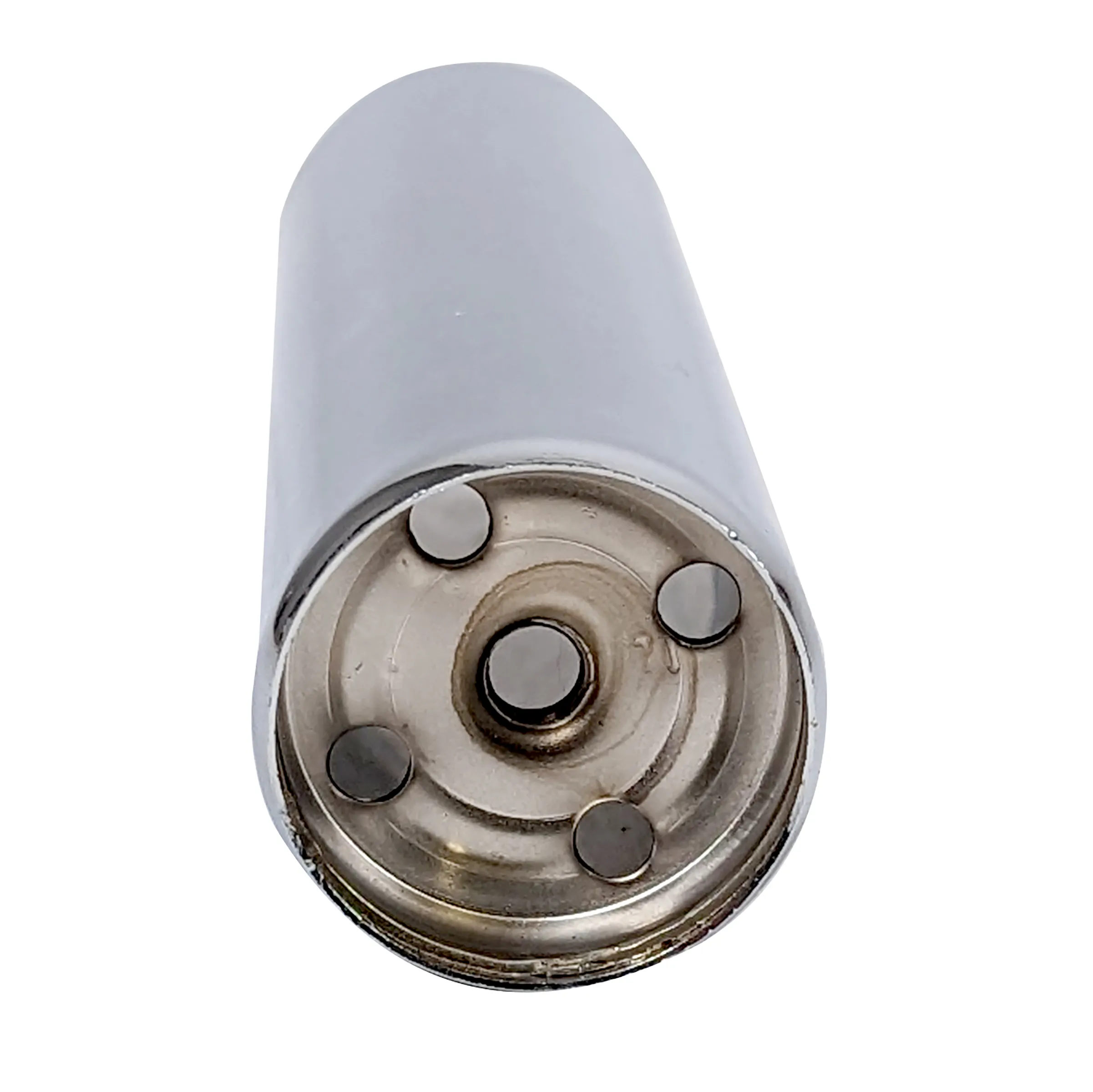 Keramik Isolator mit Metallsockel Weißes Keramik-Isolator mit metallischem Kontaktsockel und fünf Befestigungslöchern, Draufsicht
