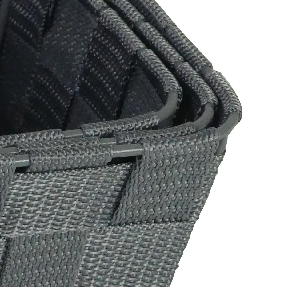 Rattan Gartenmöbel - Geflochtener Sessel mit Kissen Detailansicht eines grauen Rattanmöbels mit geflochtenen Armlehnen und strukturiertem Sitzkissen