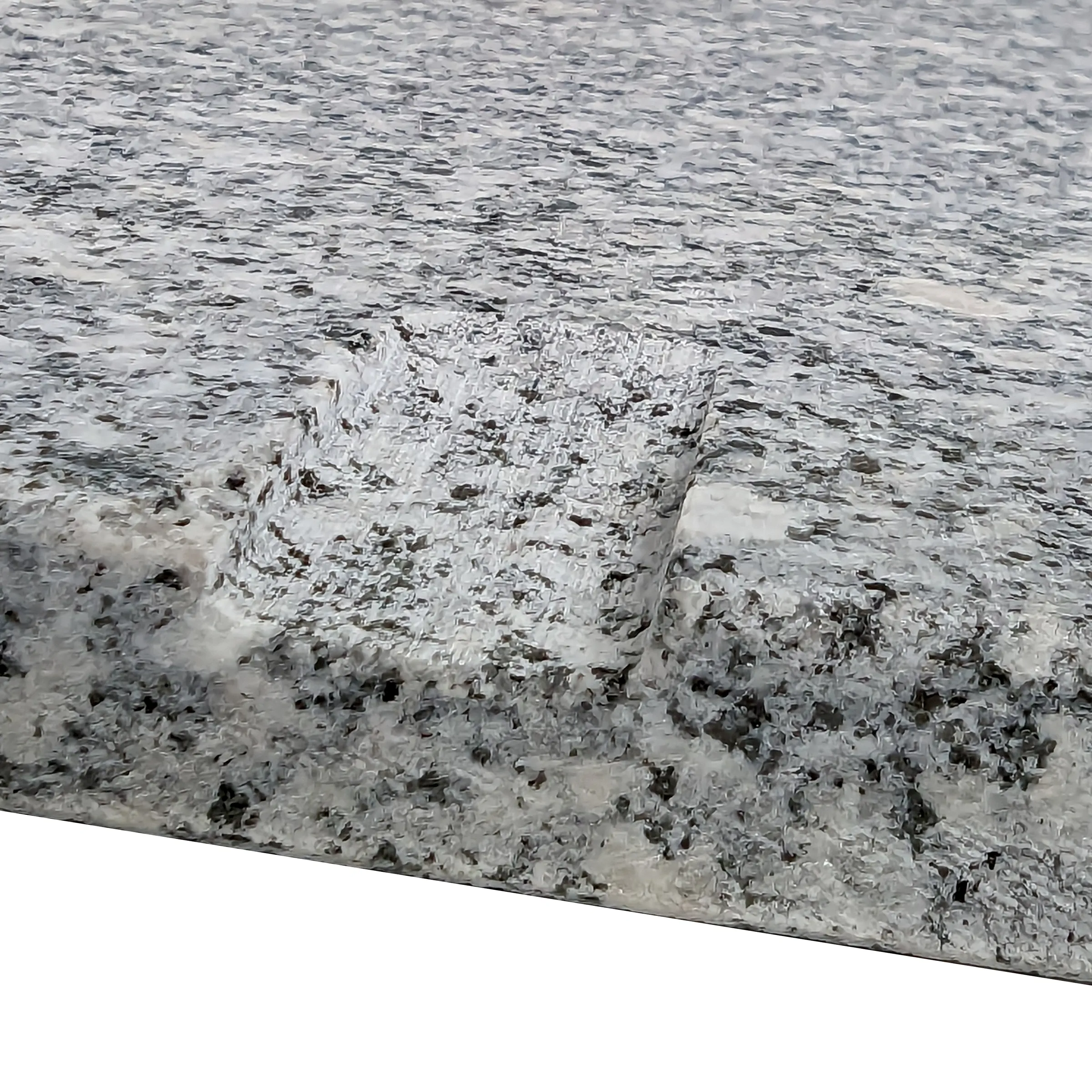 Granitarbeitsplatte mit Spüle – Wasserfeste Küchenarbeitsplatte aus Naturstein Granitarbeitsplatte mit grau-weißer Sprenkelung und Wasserspritzern aus Edelstahlspüle