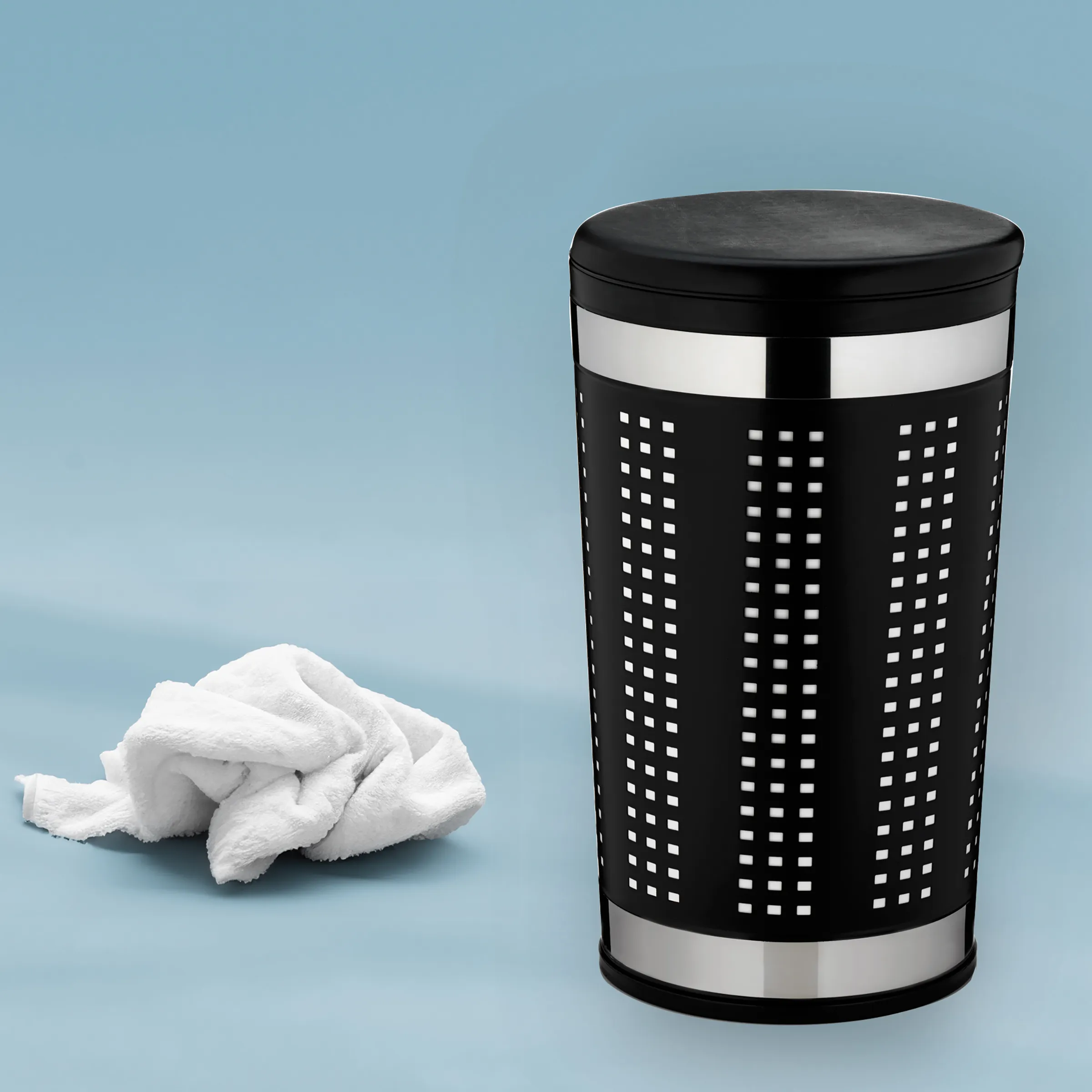 Wäschekorb Wäschesammler schwarz mit Stoffeinsatz Schwarzer Wäschekorb mit perforiertem Design und weißem Stoffbeutel auf blauem Hintergrund