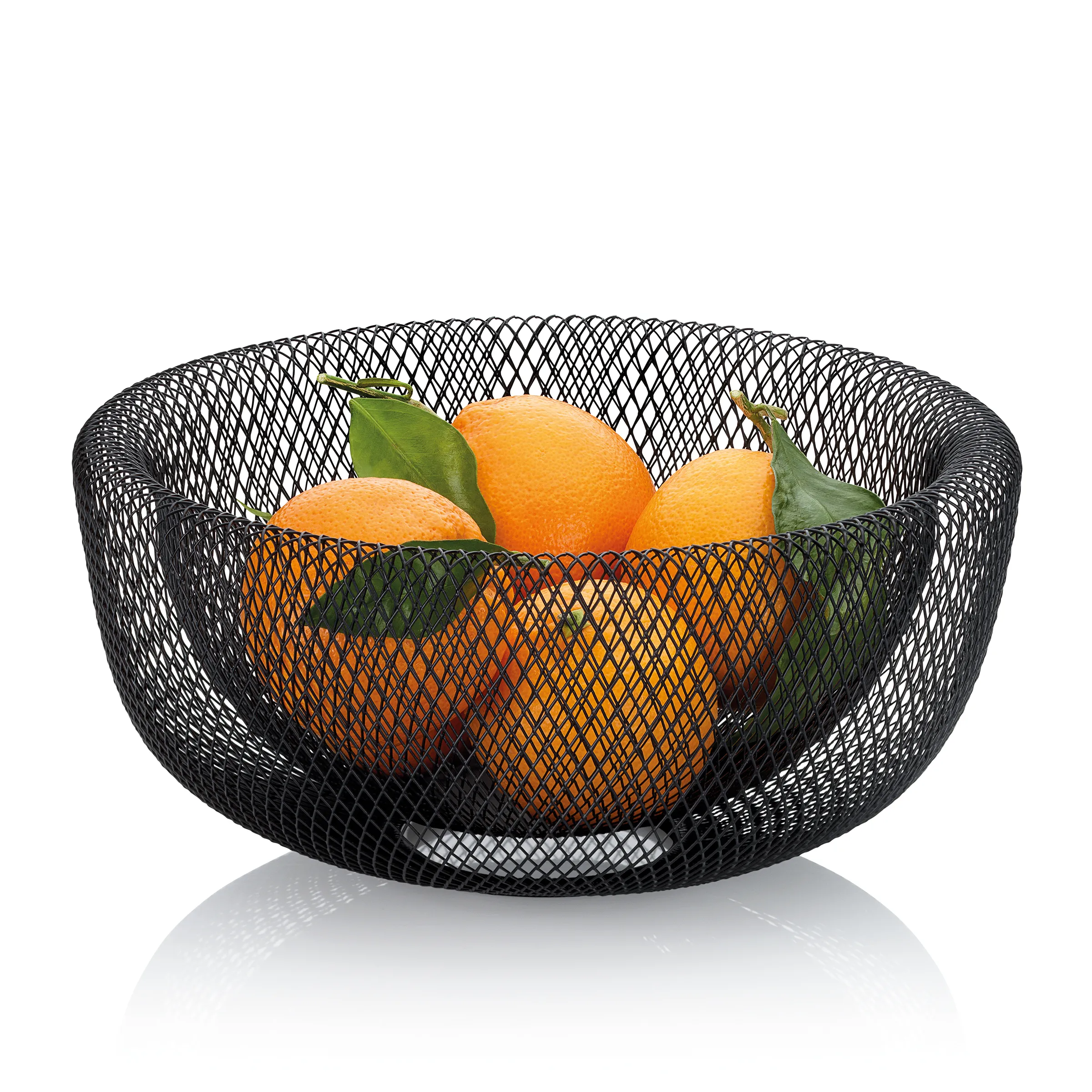 Schwarzer Drahtkorb mit frischen Orangen - Moderner Obstkorb Schwarzer Drahtkorb gefüllt mit frischen Orangen und grünen Blättern auf weißem Hintergrund