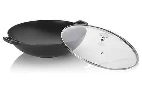 Wok mit Glasdeckel - Kochgeschirr Set Schwarzer Wok mit Glasdeckel und Griffen, auf weißem Hintergrund dargestellt