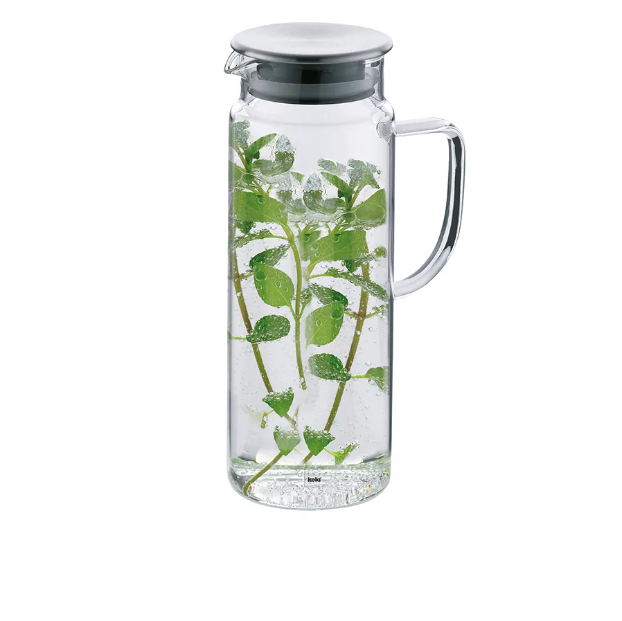 Glas-Wasserkaraffe mit Deckel und Griff - Kaltgetränke Karaffe mit Minze Glas-Wasserkaraffe mit Deckel und Henkel, gefüllt mit Wasser und frischen Minzblättern