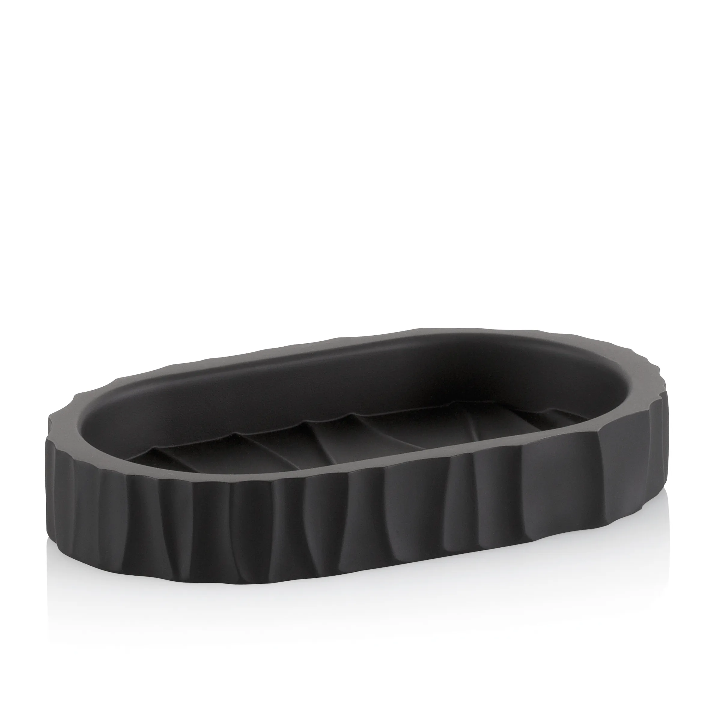 Schwarze ovale Seifenschale aus Silikon mit gerilltem Design und Ablauföffnungen, auf weißem Hintergrund