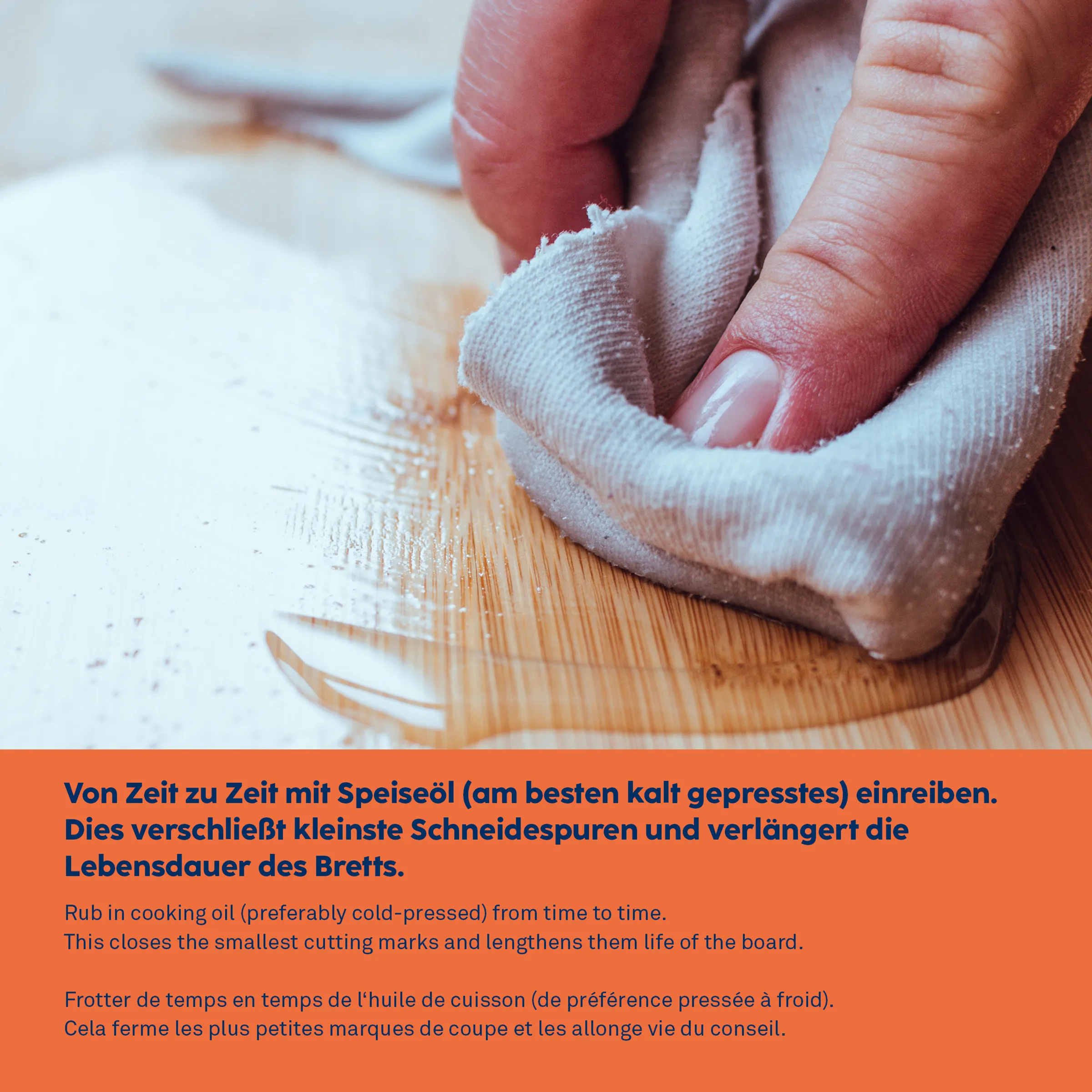 Holzschneidebrett pflegen mit Speiseöl - Anleitung und Tipps Hand mit Tuch reibt Speiseöl auf Holzschneidebrett ein, um es zu pflegen und zu schützen.
