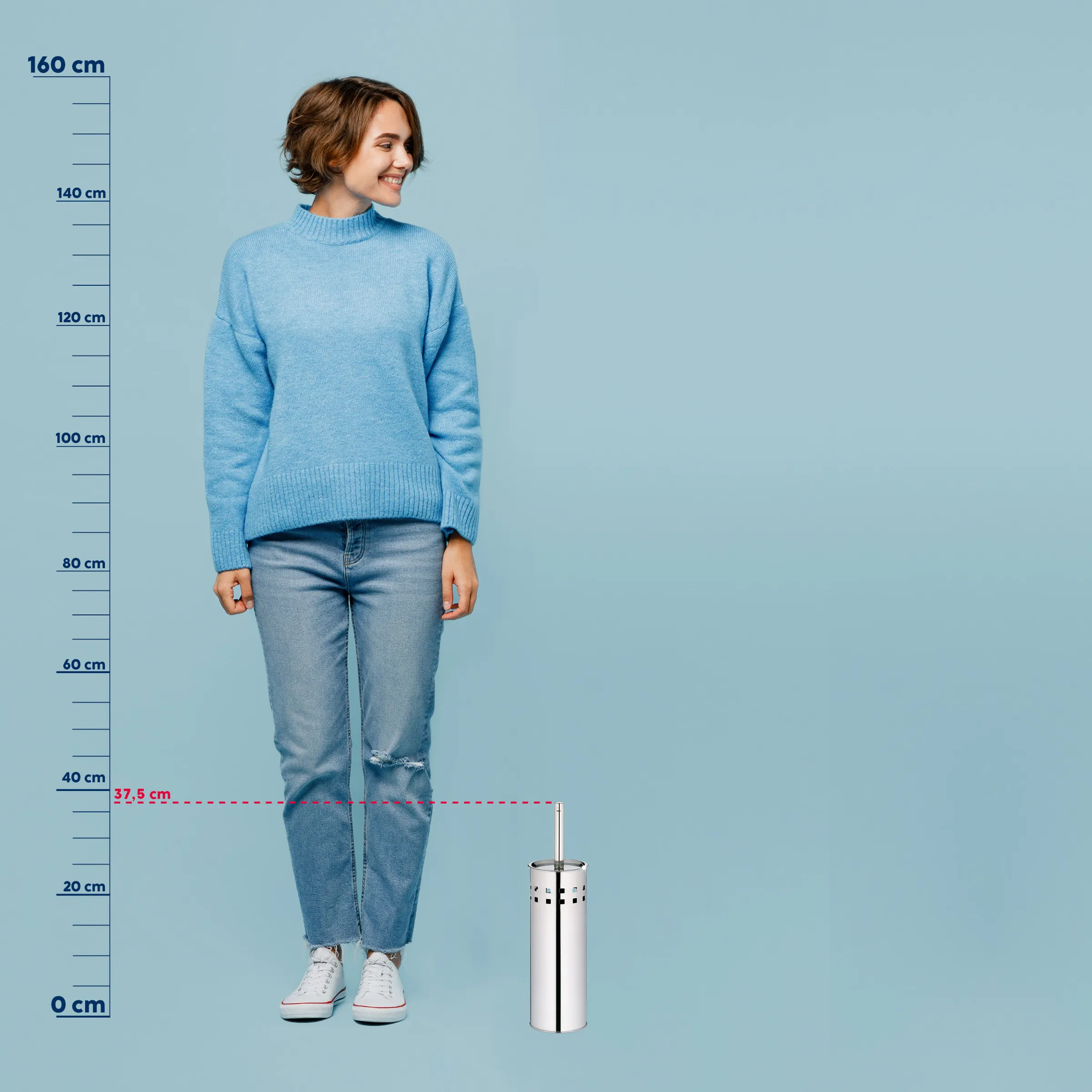 Größenvergleich Pullover - Maßstabsreferenz Frauenkleidung Frau in blauem Strickpullover und Jeans steht neben Behälter mit Größenangaben von 0-160 cm zur Maßstabsreferenz.