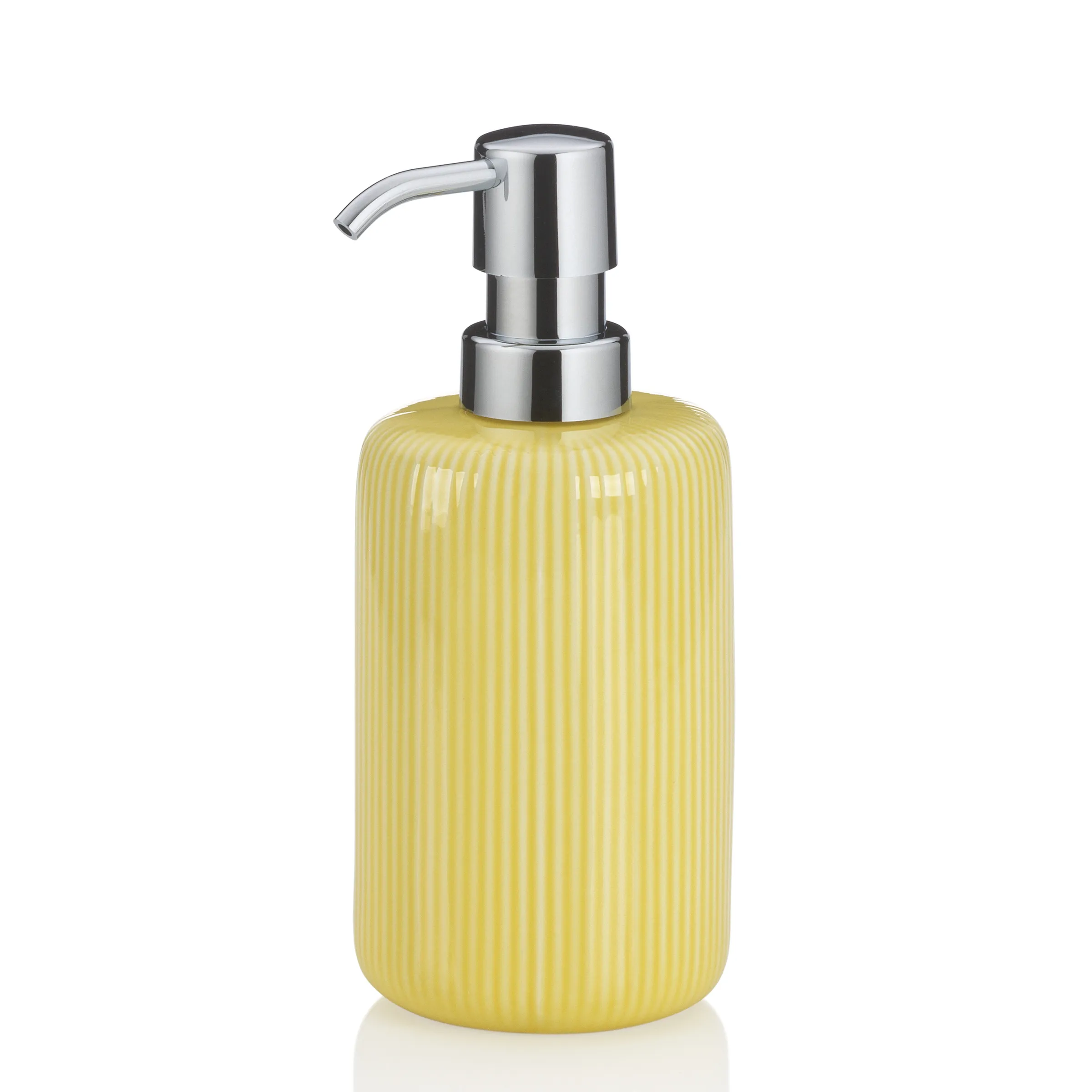 Gelbe Seifenspender-Flasche aus Keramik mit vertikal gerilltem Design und verchromter Pumpe auf weißem Hintergrund.