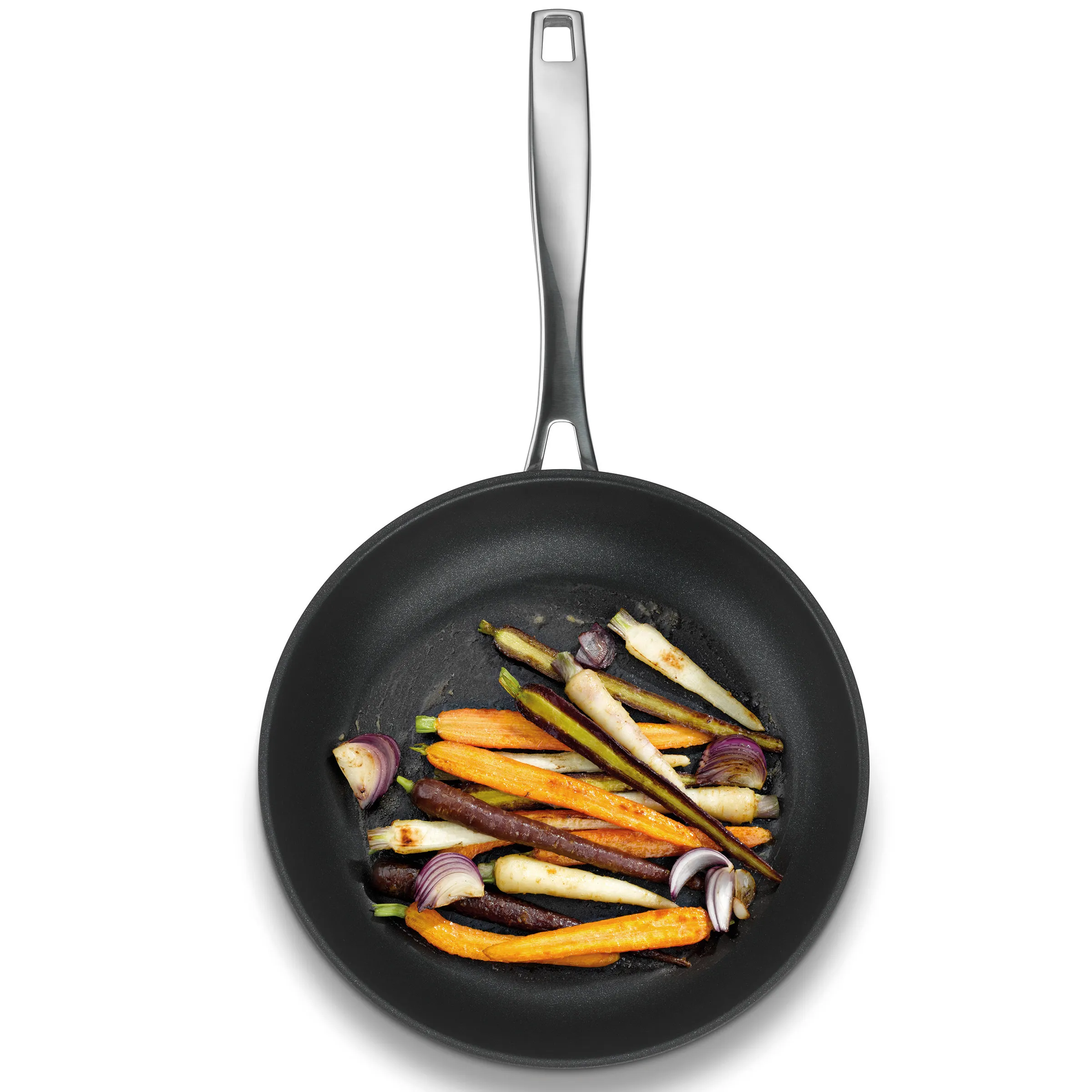 Gemüse braten in der Pfanne - Rezept mit Karotten und Bohnen Schwarze Pfanne mit gebratenen Gemüsesticks: Karotten, Parsnips, grüne Bohnen und rote Zwiebeln auf weißem Hintergrund.