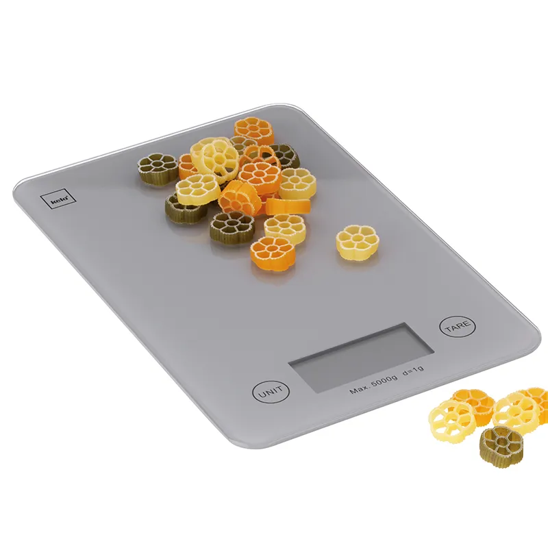 Digitale Küchenwaage mit Nudelstücken - Präzises Wiegen bis 5kg Digitale Küchenwaage in Grau mit bunten Nudeln in Wabenform, Display zeigt maximale Tragkraft 5000g