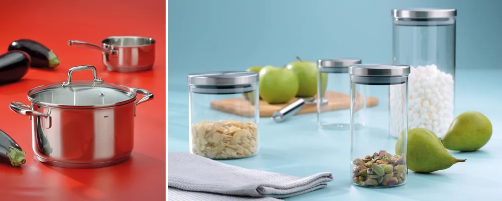 Split-Screen Produktbild: Links rote Töpfe und Pfannen auf rotem Hintergrund, rechts transparente Vorratsgläser mit Getreide und Nüssen auf blauem Hintergrund