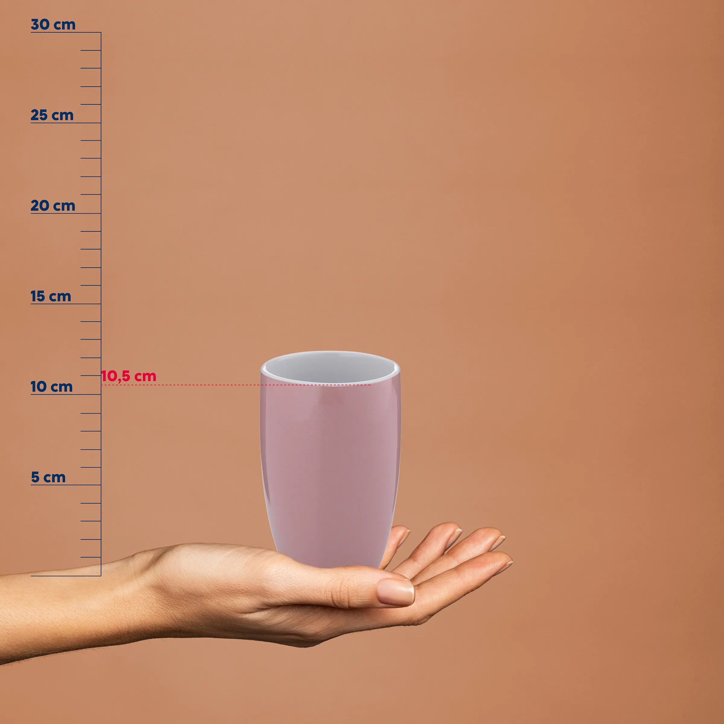 Menstruationstasse rosa 10,5 cm - wiederverwendbare Monatshygiene Rosa Menstruationstasse auf Hand vor beigem Hintergrund mit Maßstab, Höhe 10,5 cm