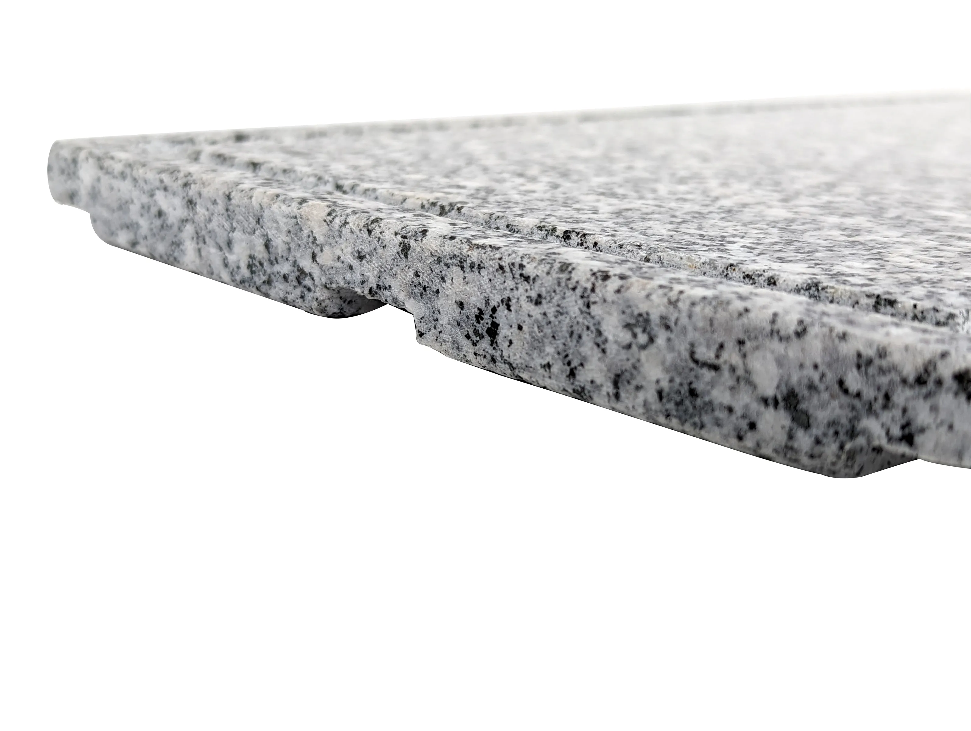Granitplatten mit Halbrundfräsung - polierter Naturstein für Fensterbank und Abdeckung Granitplatten mit Halbrundfräsung zeigen polierte Oberfläche und bearbeitete Kante in grauem Naturstein