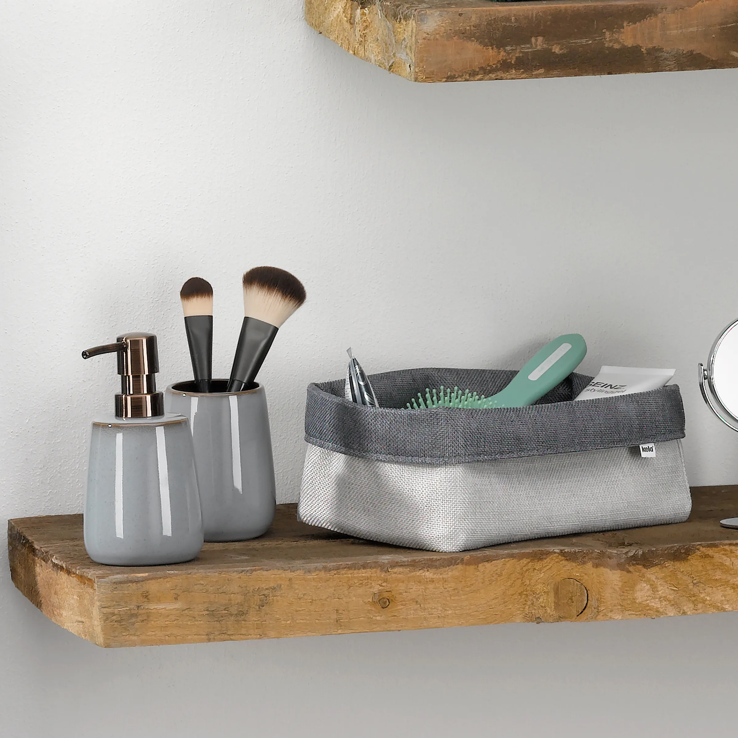 Badezimmer-Organizer auf Holzregal: Seifenspender, Pinselhalter mit Make-up-Pinseln, Textilbox mit Bürste und Kamm