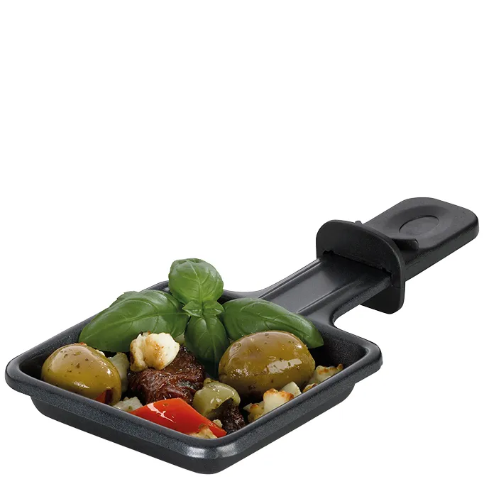 Raclette-Pfännchen mit Oliven, Käse und Gemüse - Raclette Zubehör Raclette-Pfännchen aus Metall gefüllt mit Oliven, Basilikum, Käse und Gemüse auf weißem Hintergrund