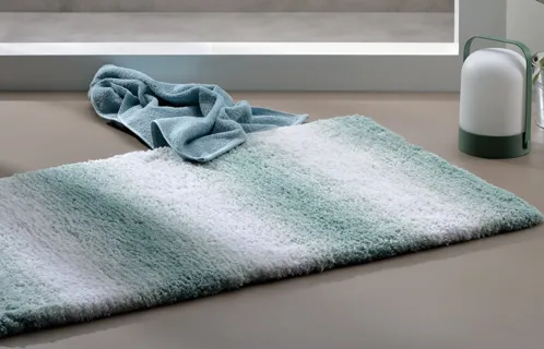 Badhandtuch und Waschlappen Set grau Graues Handtuch und Waschlappen auf Badezimmerablage neben Seifenspender