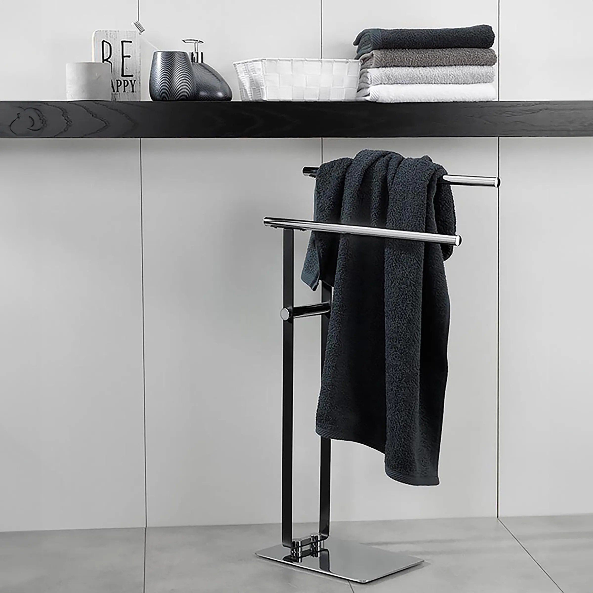 Moderner Handtuchständer aus schwarzem Metall mit Chromdetails und grauem Handtuch in minimalistischem Badezimmer