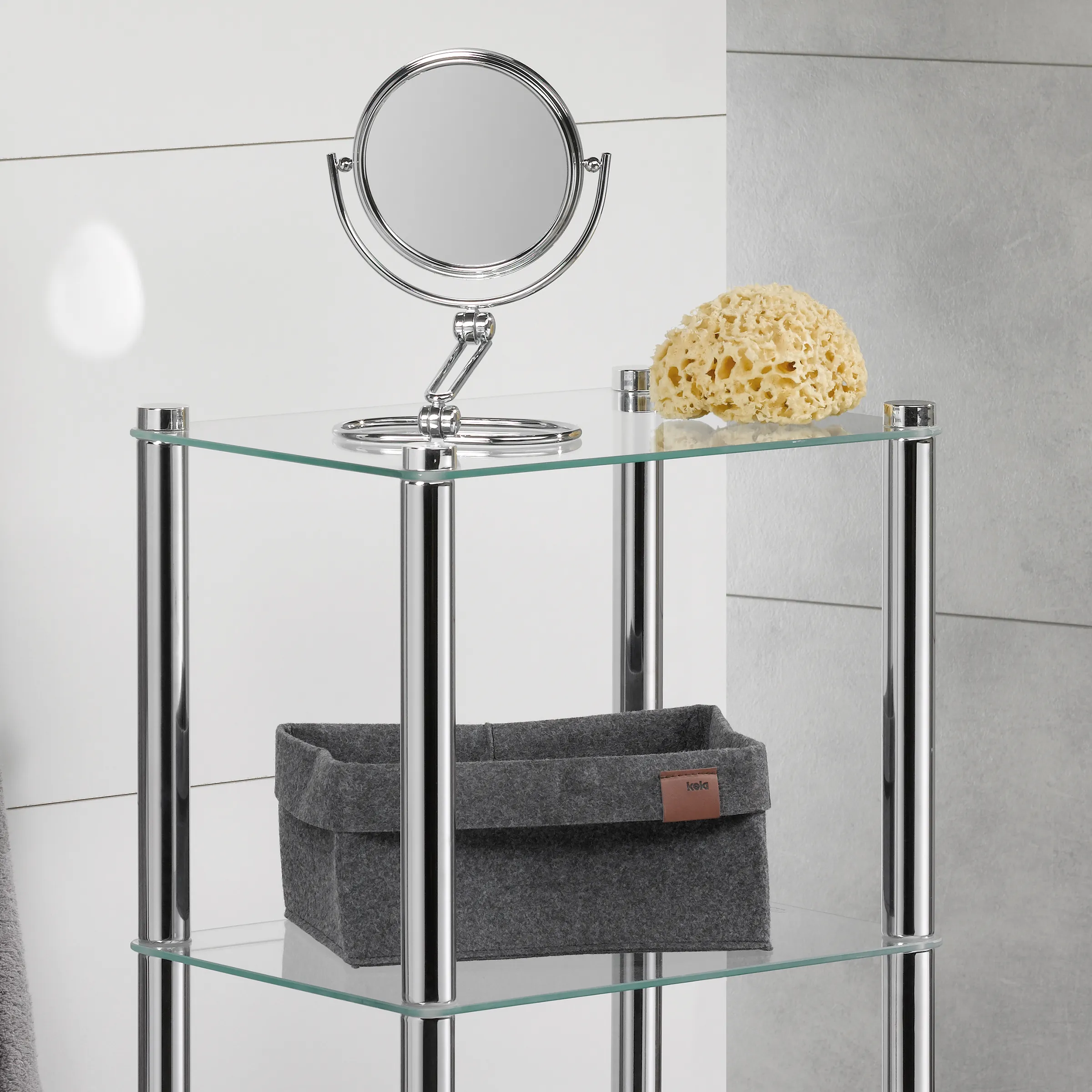 Badezimmerregal mit Spiegel und Glas Zweischichtiges Badezimmerregal aus Stahl und Glas mit rundem Spiegel, grauem Filzbehälter und gelbem Schwamm