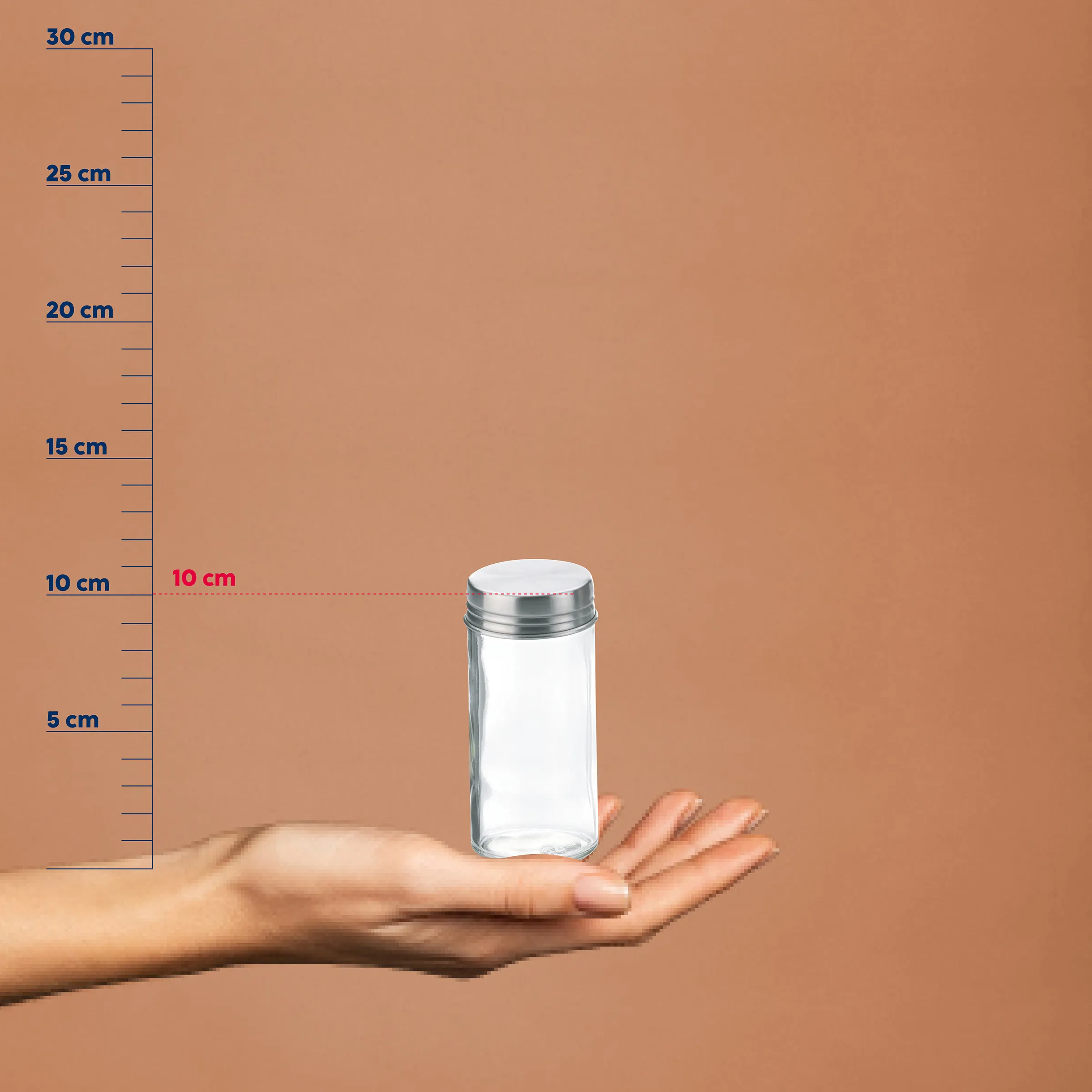 Gewürzstreuer transparent mit Messlineal - Küchenhelfer Größenvergleich Transparenter Gewürzstreuer mit Metalldeckel auf Hand vor Messlineal, zeigt Größe von ca. 10 cm Höhe