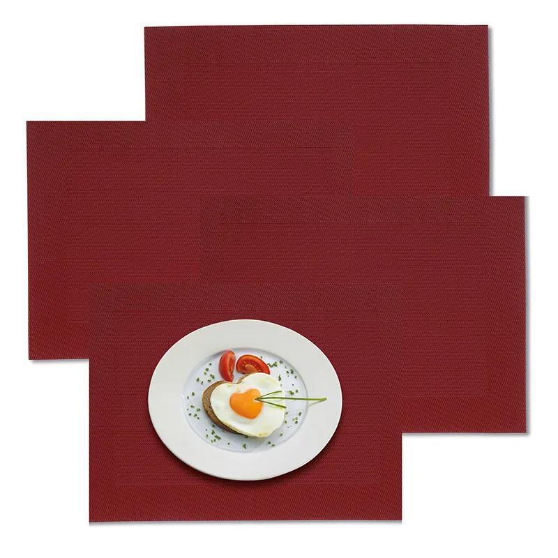 Avocado Toast Rezept - Gourmet Frühstück Plating Elegantes Gericht auf weißem Teller mit Avocado, Ei und Tomaten auf dunkelrotem Hintergrund
