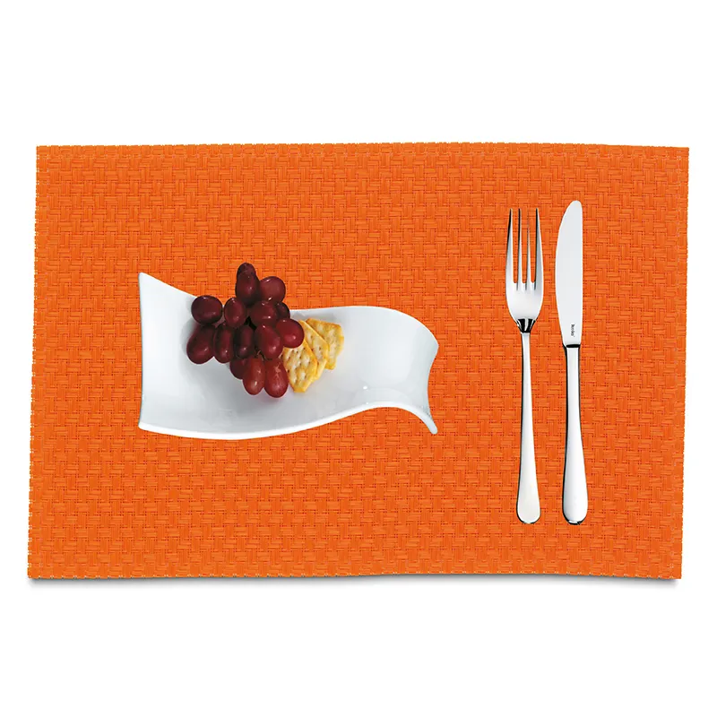 Oranges Platzset mit modernem Teller, Besteck und Trauben - stilvolle Tischdekoration Oranges Platzset mit weißem Wellenform-Teller, Trauben, Besteck und dekorativer Tischdekoration