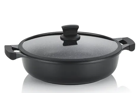 Antihaft-Schmorpfanne mit Glasdeckel - Bratpfanne mit Deckel schwarz Schwarze antihaftbeschichtete Schmorpfanne mit Glasdeckel und zwei seitlichen Griffen auf weißem Hintergrund