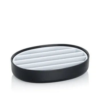 Ovale schwarze Schmuckbox mit weißem Innenfutter und vier horizontalen Trennstegen zur Aufbewahrung von Schmuck.