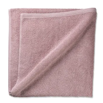 Gefaltetes rosa Handtuch aus weichem Frottee-Stoff mit flauschiger Textur