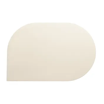 Beige halbrunde Platte oder Tablett mit abgerundeten Kanten auf weißem Hintergrund