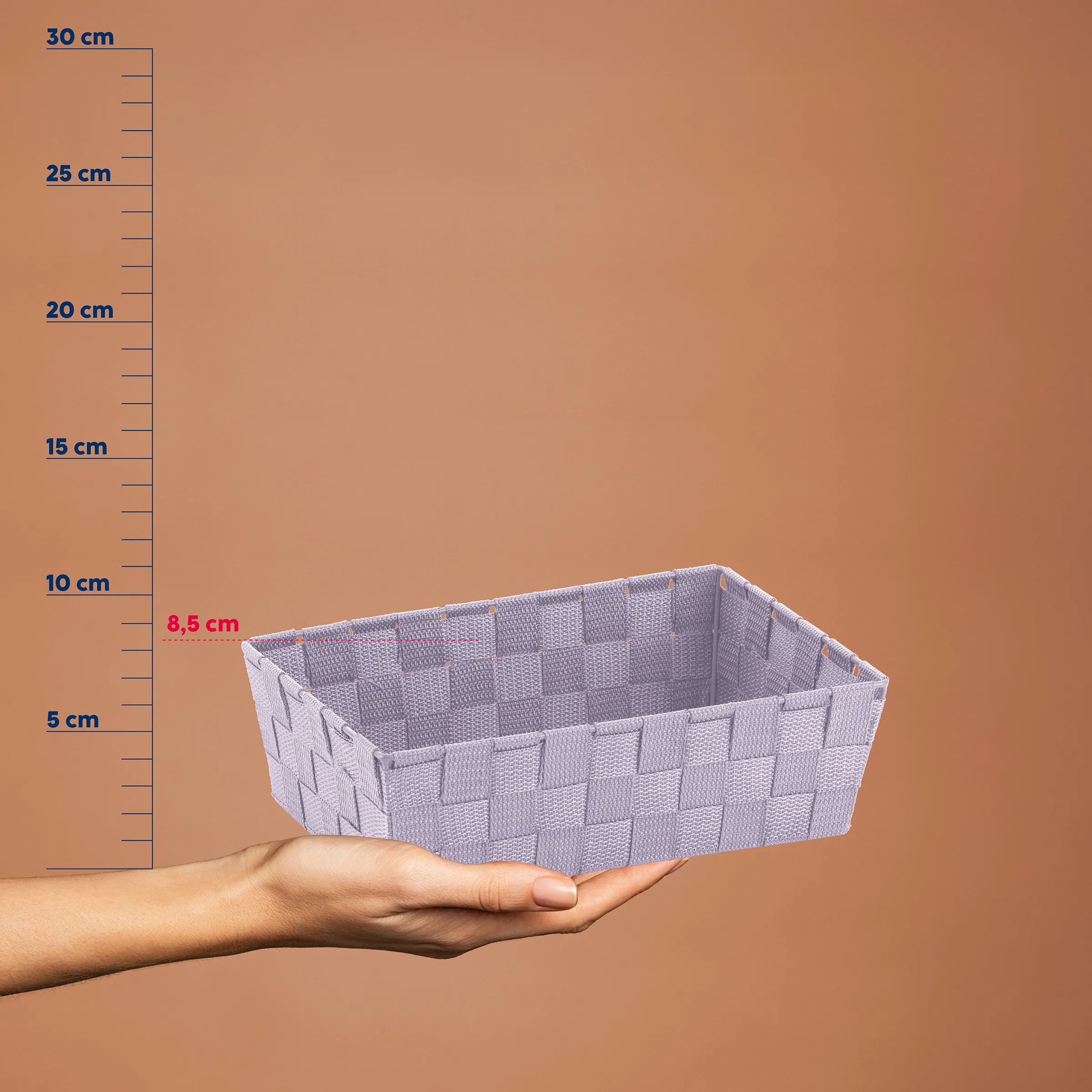 Grauer geflochtener Aufbewahrungskorb mit 8,5 cm Höhe wird von einer Hand gehalten, Maßstab bis 30 cm sichtbar