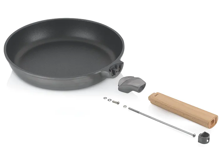 Zerlegter Paella-Pfanne mit Zubehör: Grauer Boden, abnehmbarer Griff, Holzgriff und Metallstiel mit Verschraubung