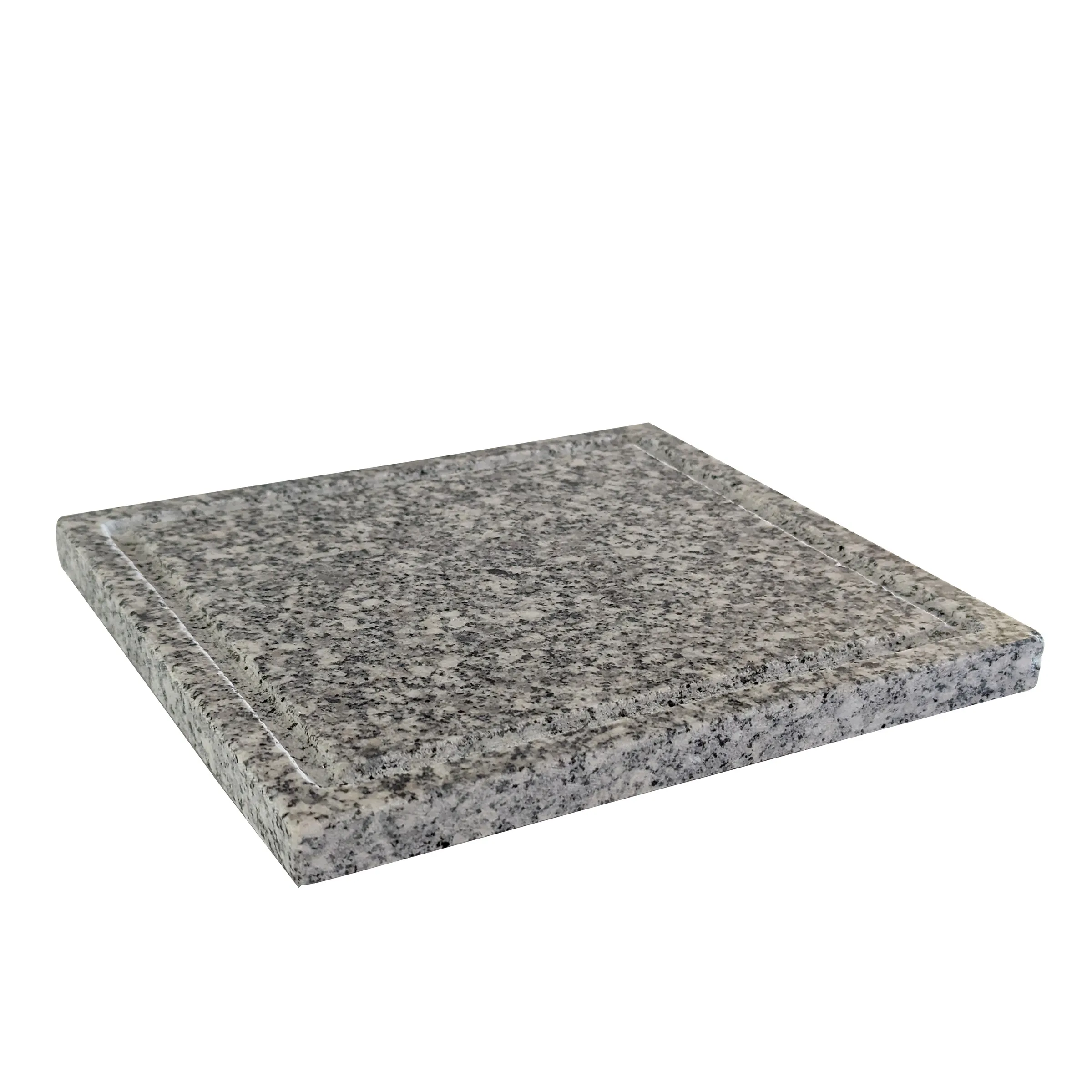 Granitplatte Terrassenplatte Granit grau Quadratische Granitplatte mit hellgrauer Oberfläche und dunkelgrauen Flecken, abgeschrägte Kanten, auf weißem Hintergrund.