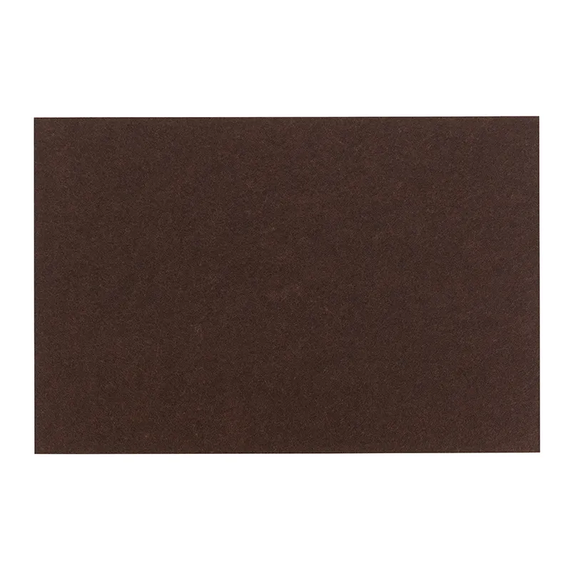 Braune Filzmatte – Dekorative Unterlage aus Filz für Tisch und Boden Dunkelbraune Filzmatte mit strukturierter Oberfläche auf weißem Hintergrund