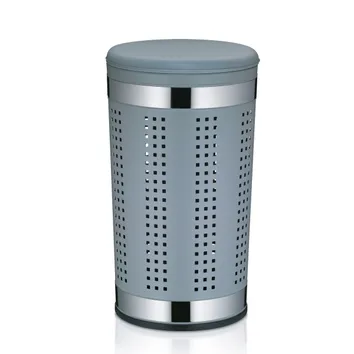 Grauer Wäschekorb mit Deckel, perforierter Metallbehälter mit Chromringen an Ober- und Unterseite