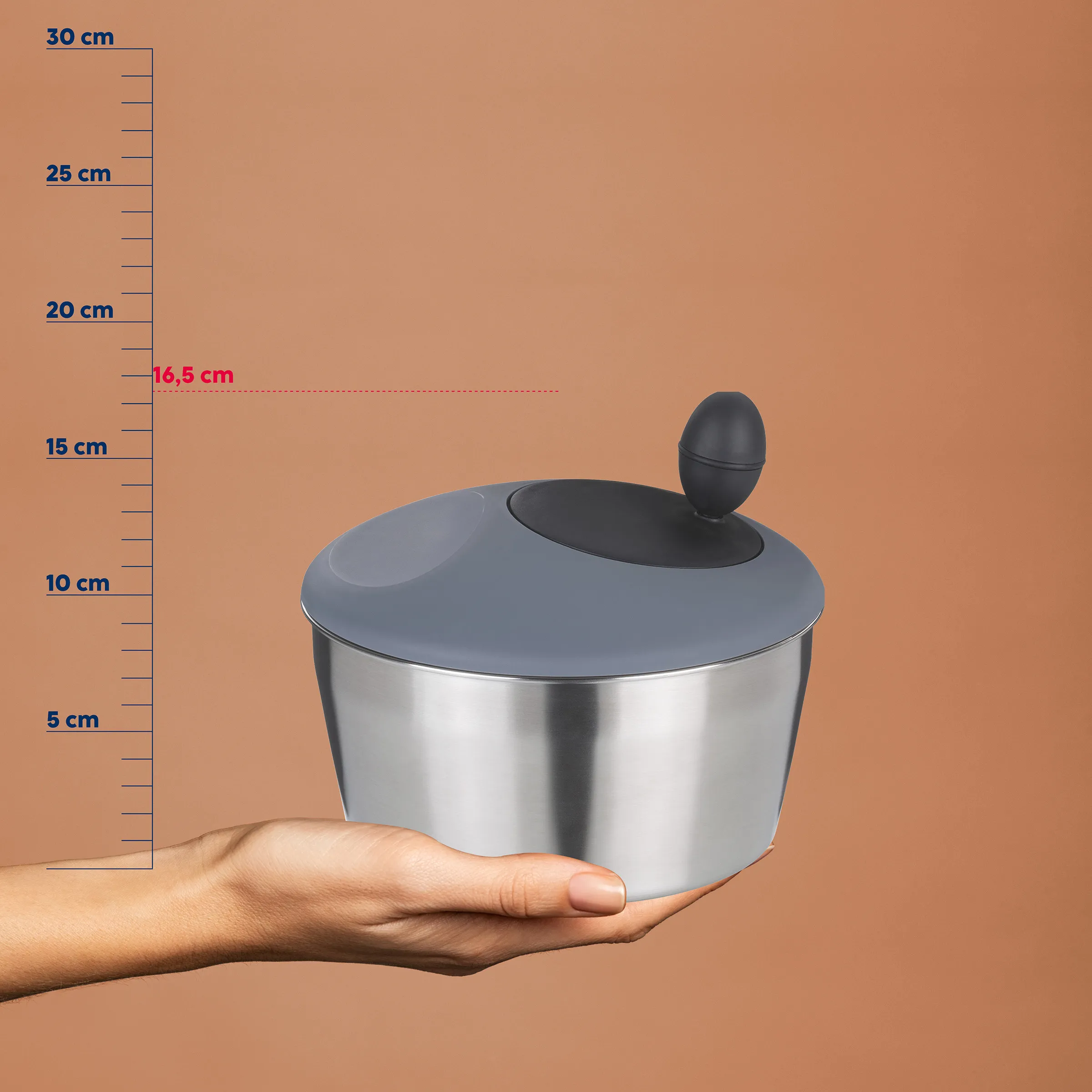 Edelstahl Kochpot mit Deckel - Größenvergleich Edelstahl-Kochpot mit grauem Deckel und schwarzem Griff, auf einer Hand balanciert, neben Messskala