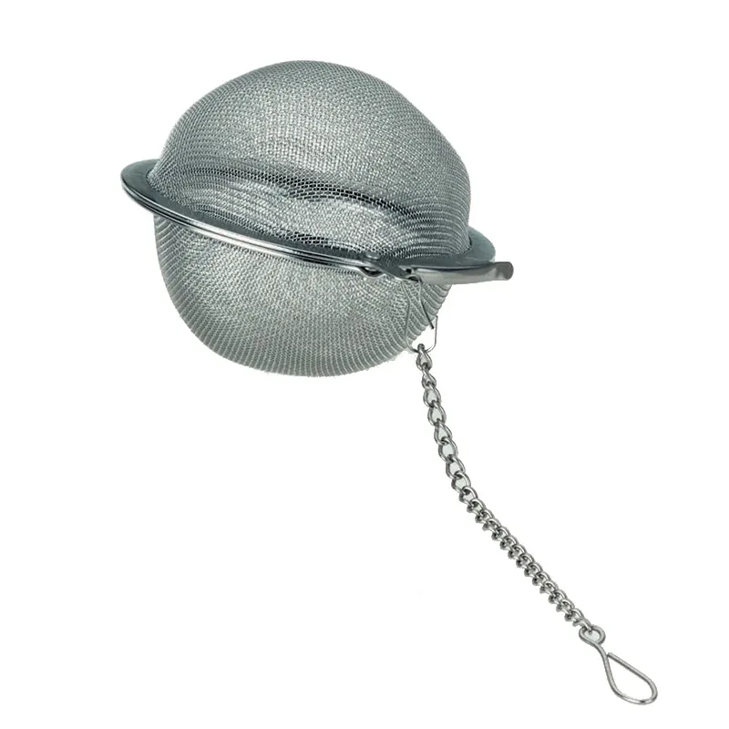 Tee-Ei Kugel Metall mit Kette - Teesieb Graues Tee-Ei aus Metall mit Kugel-Design und Kette zum Aufhängen, isoliert auf weißem Hintergrund
