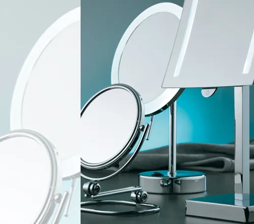 LED Kosmetikspiegel mit Vergrößerung Moderner Kosmetikspiegel mit LED-Beleuchtung und Vergrößerungsfunktion auf schwarzem Tisch vor blauem Hintergrund
