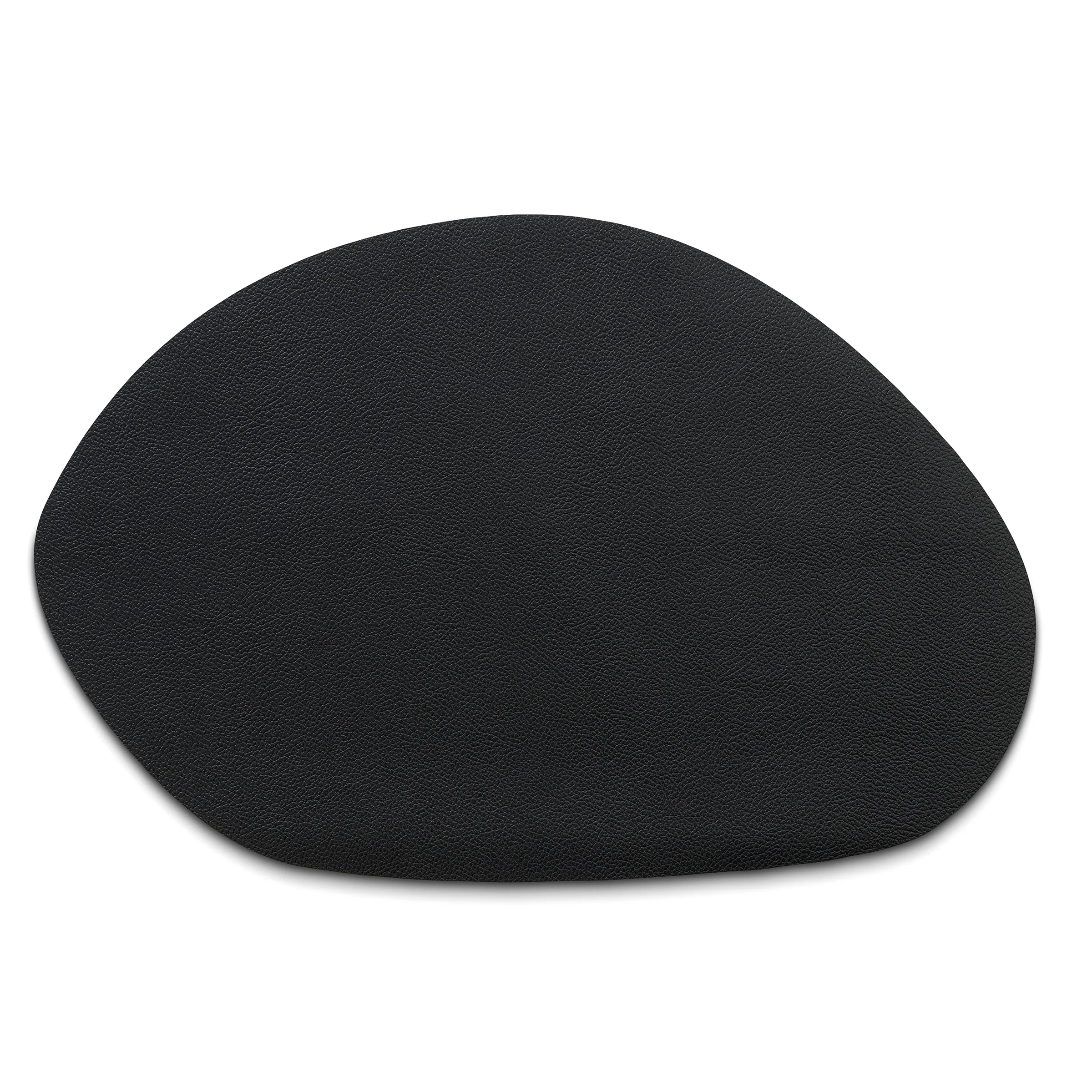 Schwarzes Leder Mousepad oval - ergonomische Mausmatte Schwarzes, ovales Leder-Mousepad mit strukturierter Oberfläche und geschwungener Form auf weißem Hintergrund