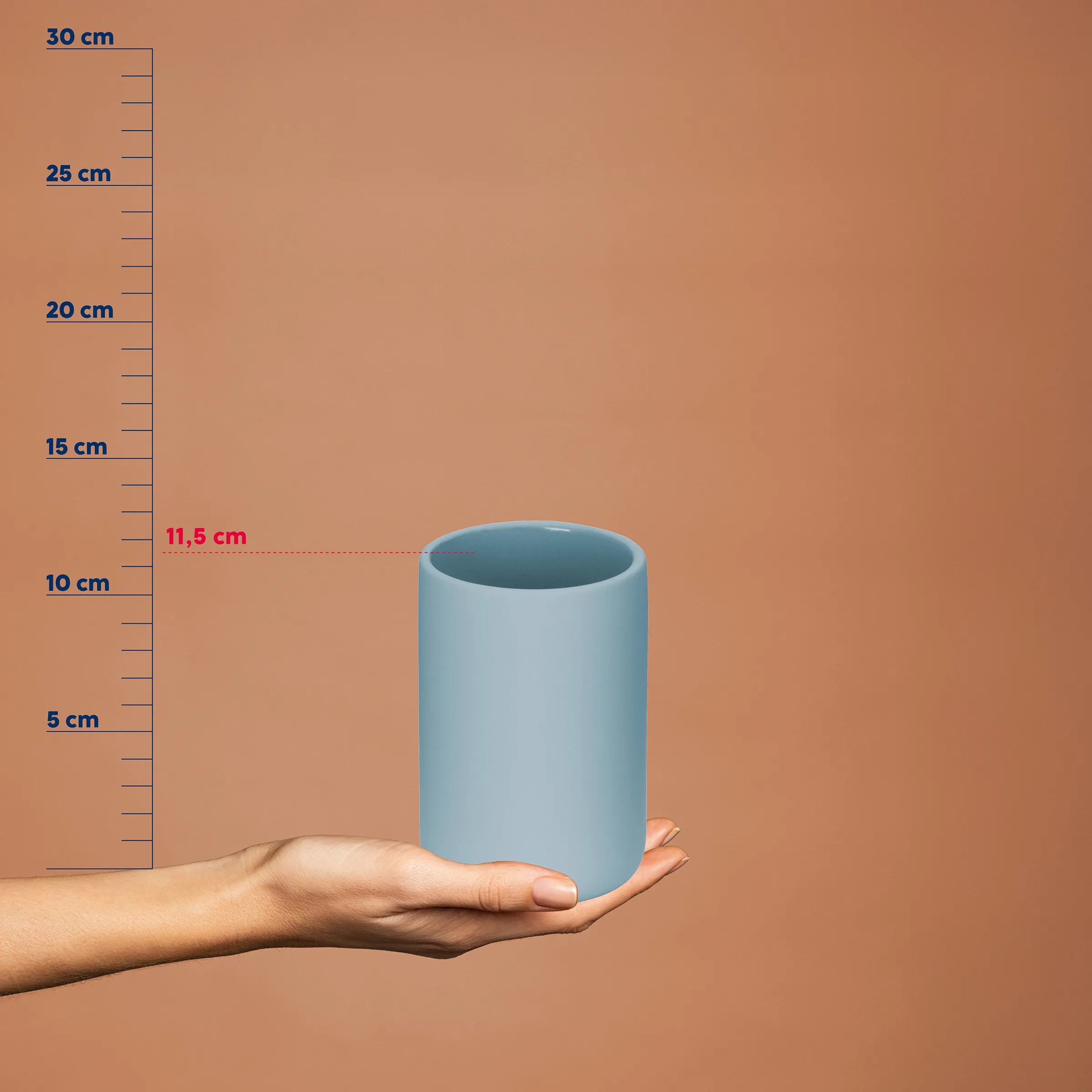 Hand hält hellblauen zylindrischen Keramikbecher vor Maßstab, Höhe 11,5 cm