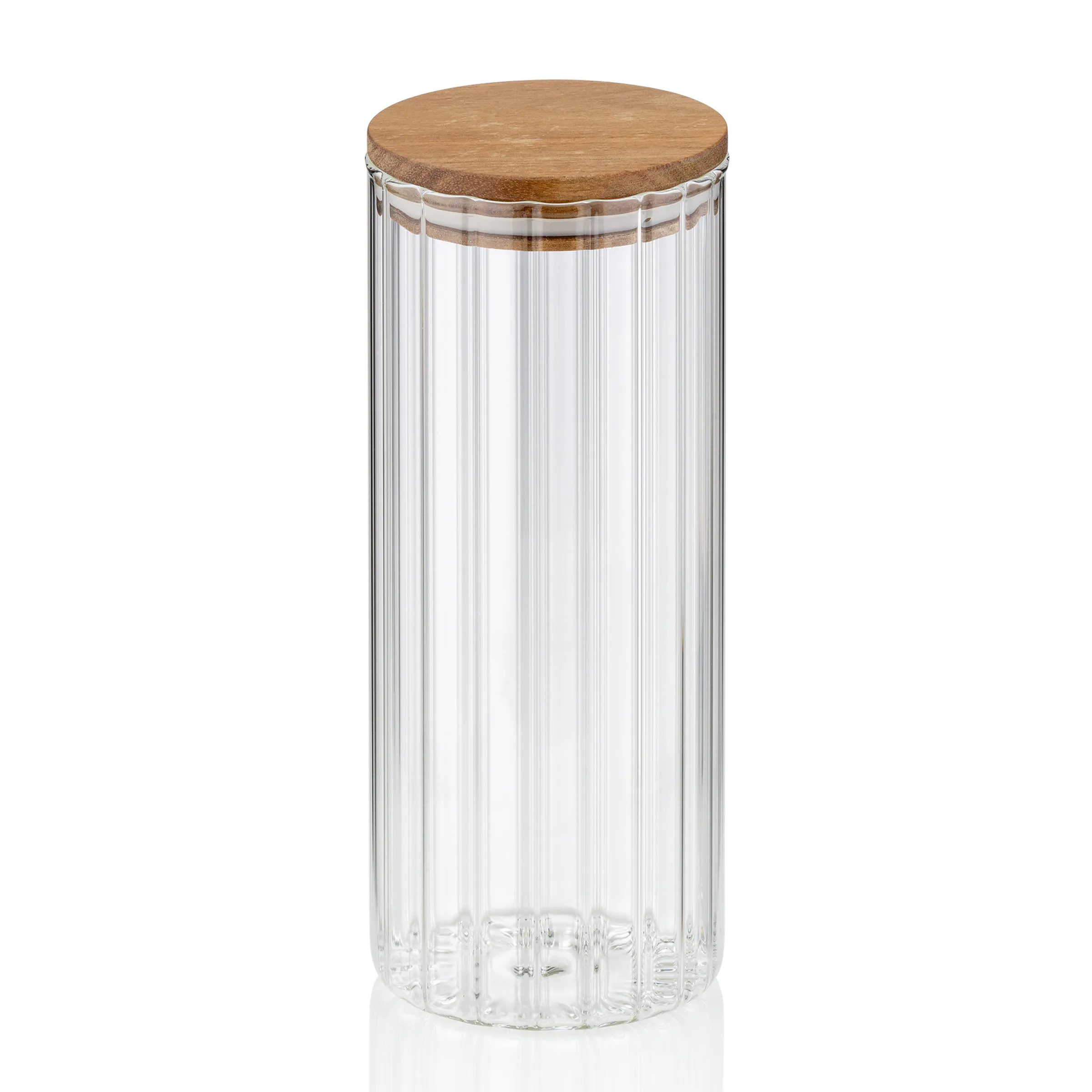 Vorratsglas mit Bambusdeckel - Geripptes Design für Küche Hoher Vorratsbehälter aus geripptem Glas mit rundem Bambusdeckel, leer auf weißem Hintergrund